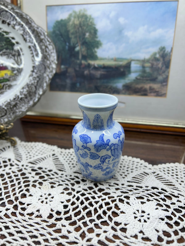 Vintage Chinese bud vase