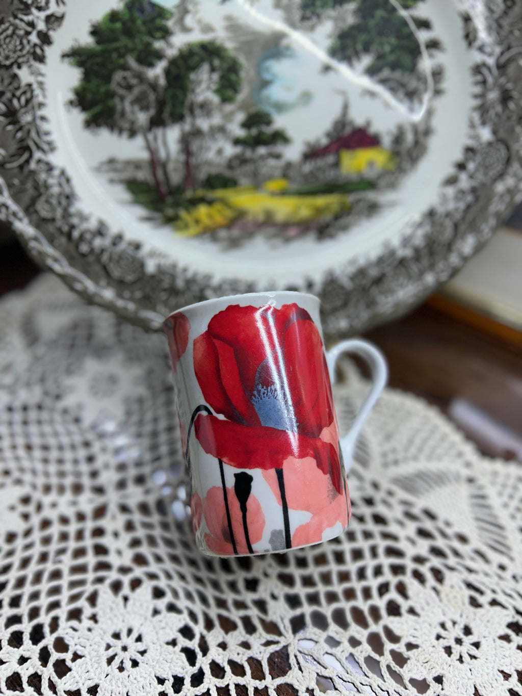 Vibrant red poppy design tea mug — ceramic