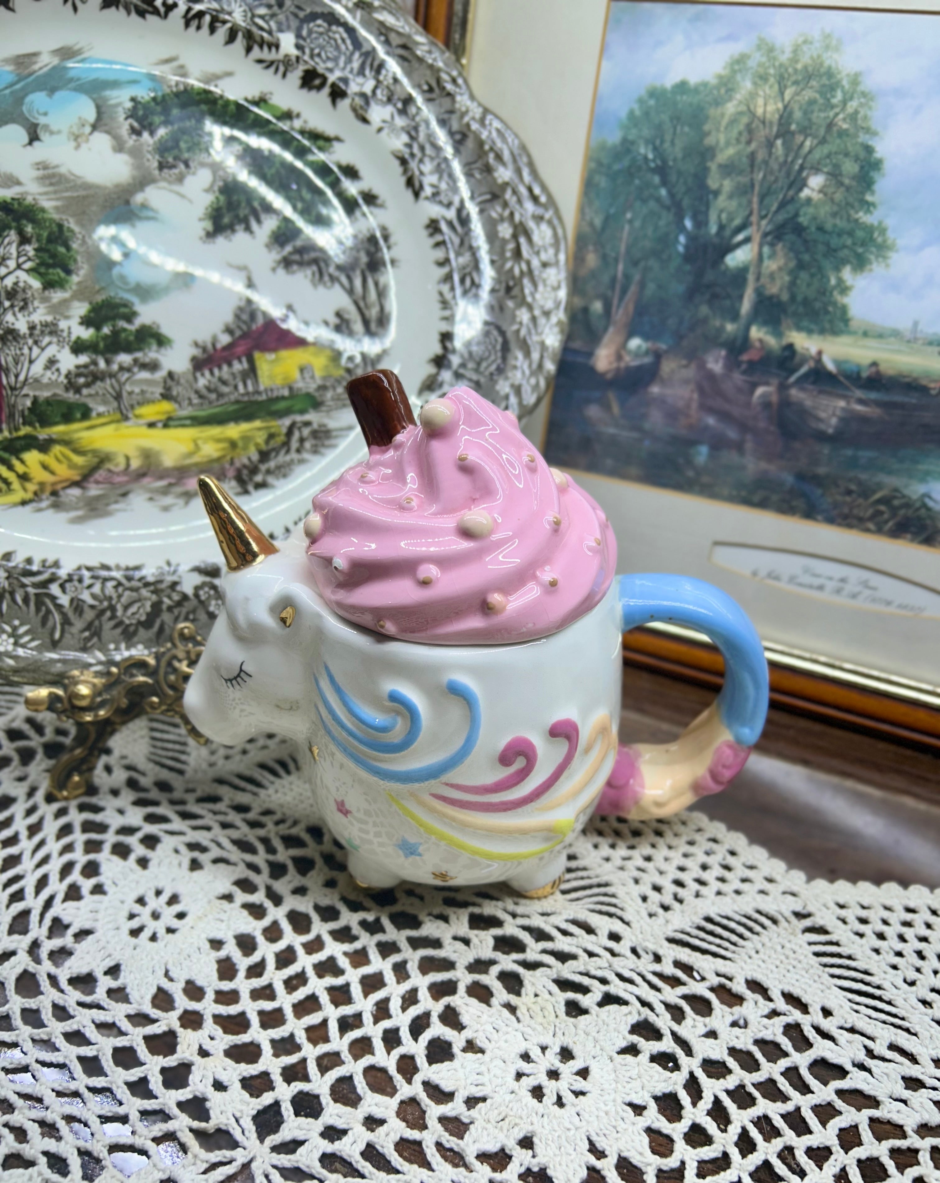 Unicorn 3D mug with a pastel-colored icing lid