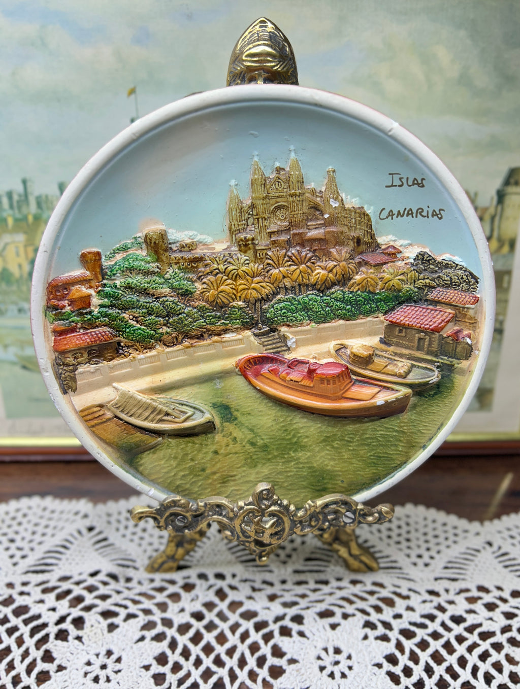Vintage souvenir decorative wall plate features a 3D molded scene of the "Islas Canarias" 7”