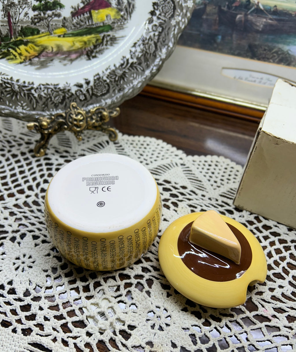 Parmesan ceramic cheese storage box for 150g —