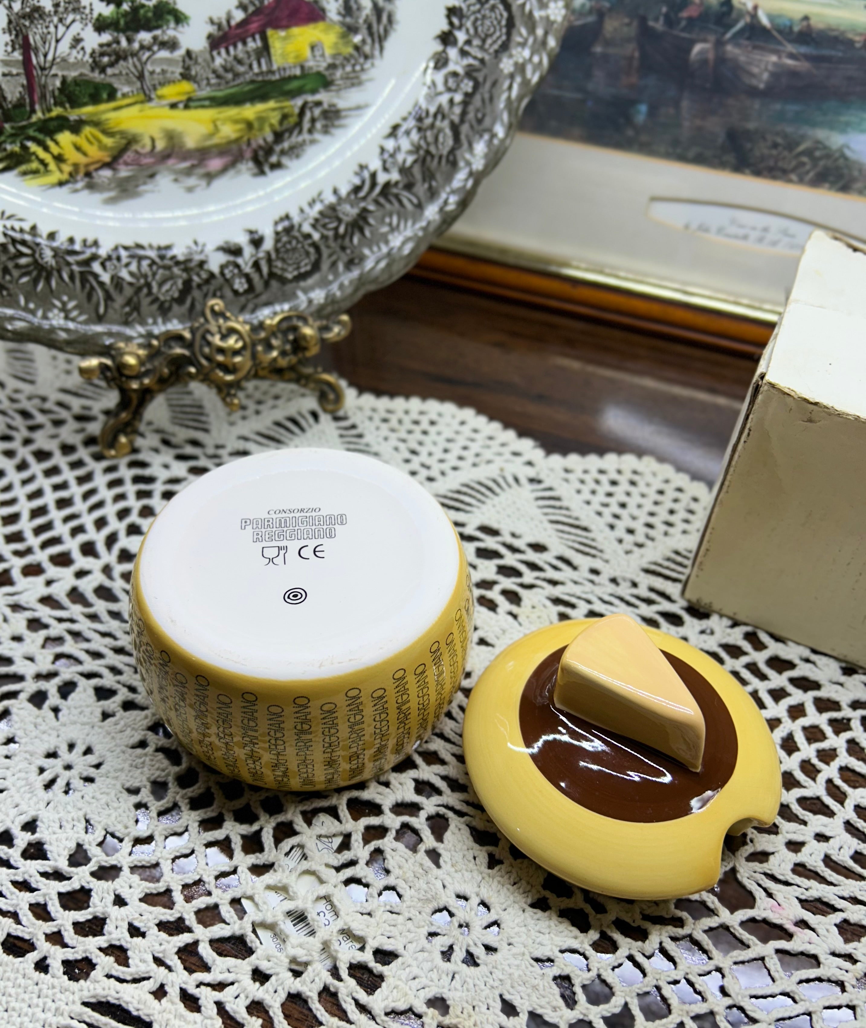 Parmesan ceramic cheese storage box for 150g —