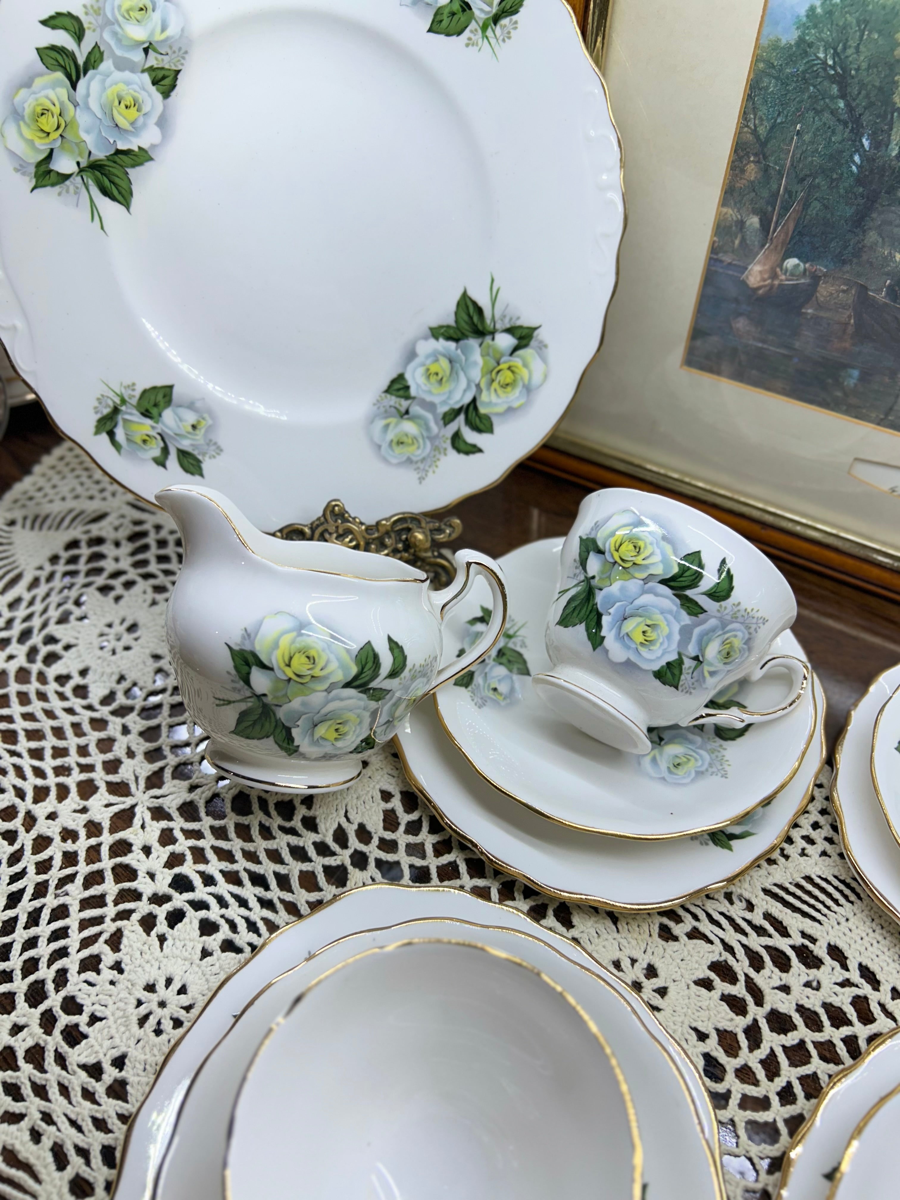 Royal Malvern “white roses” tea set, fine bone China — Serving of four
