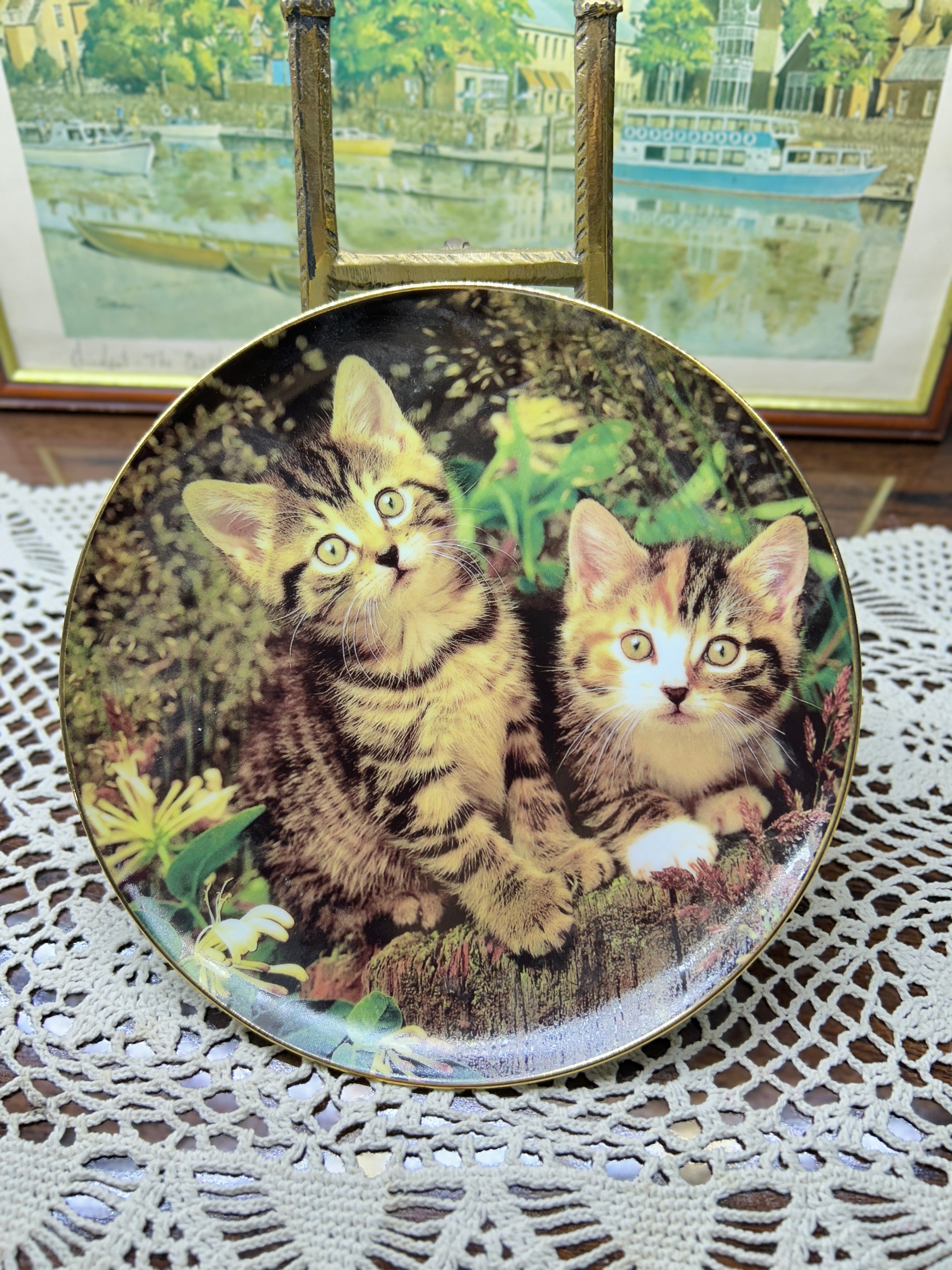 Decorative wall plate Danbury Mint collector plate features two tabby kittens in the "Purrfect Portraits" series 7”