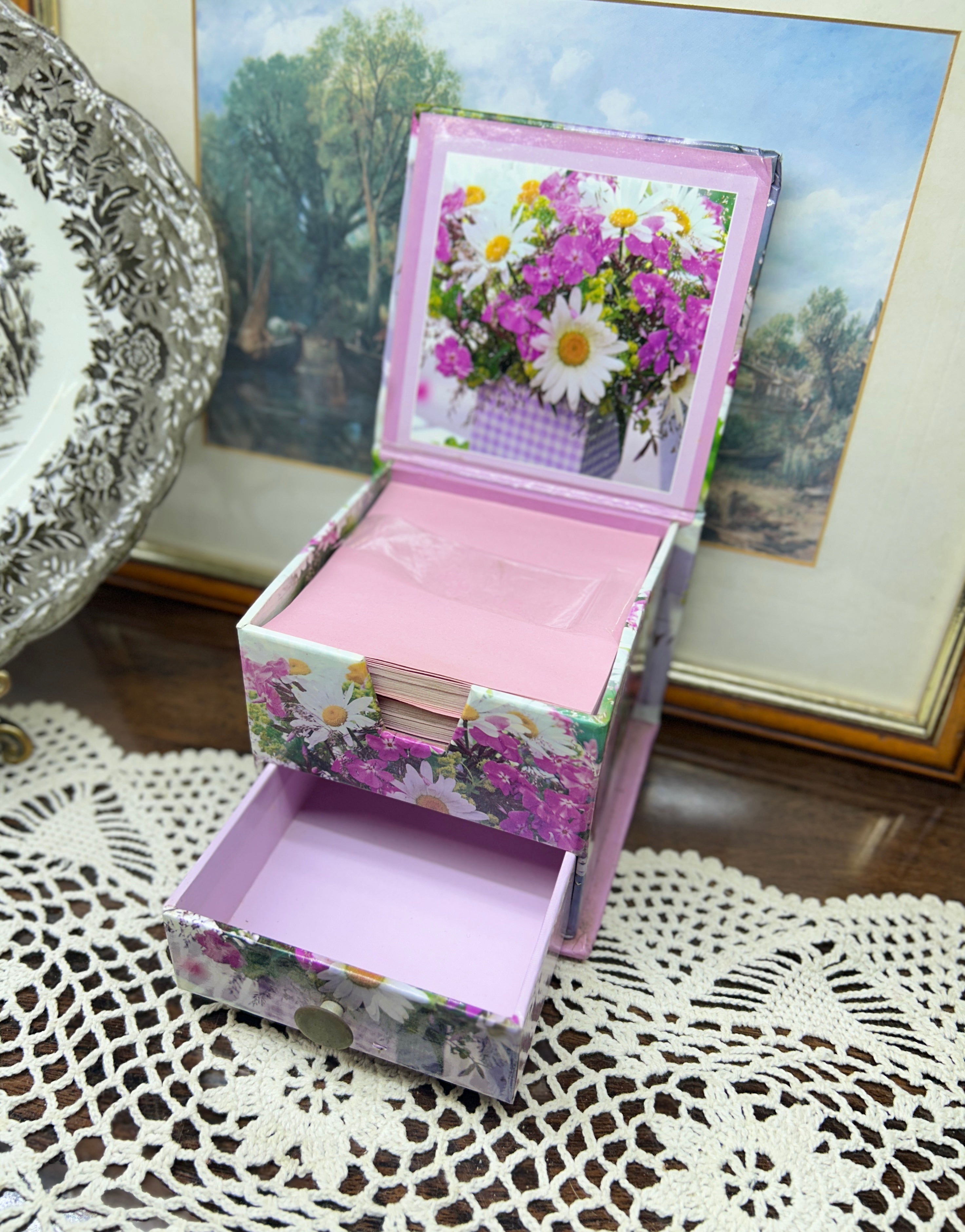 Floral printed table organiser featuring a vibrant daises pattern