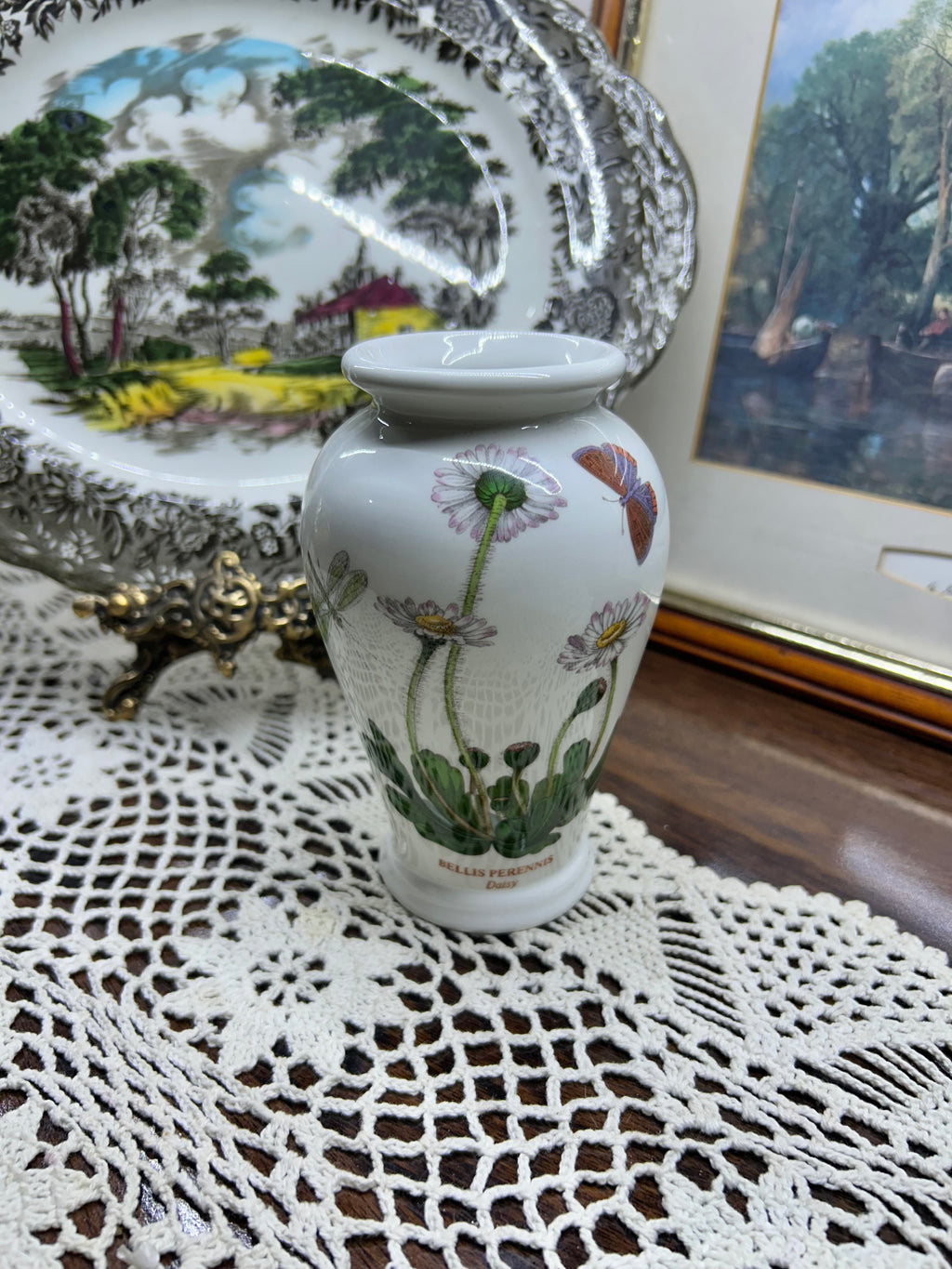 Portmeirion Botanic Garden vase featuring the Bellis Perennis (daisy) motif — England 1972