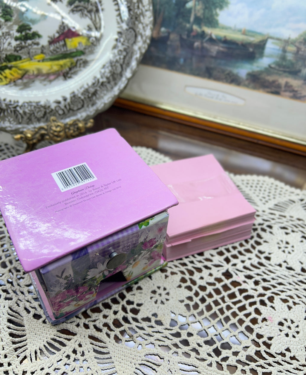 Floral printed table organiser featuring a vibrant daises pattern