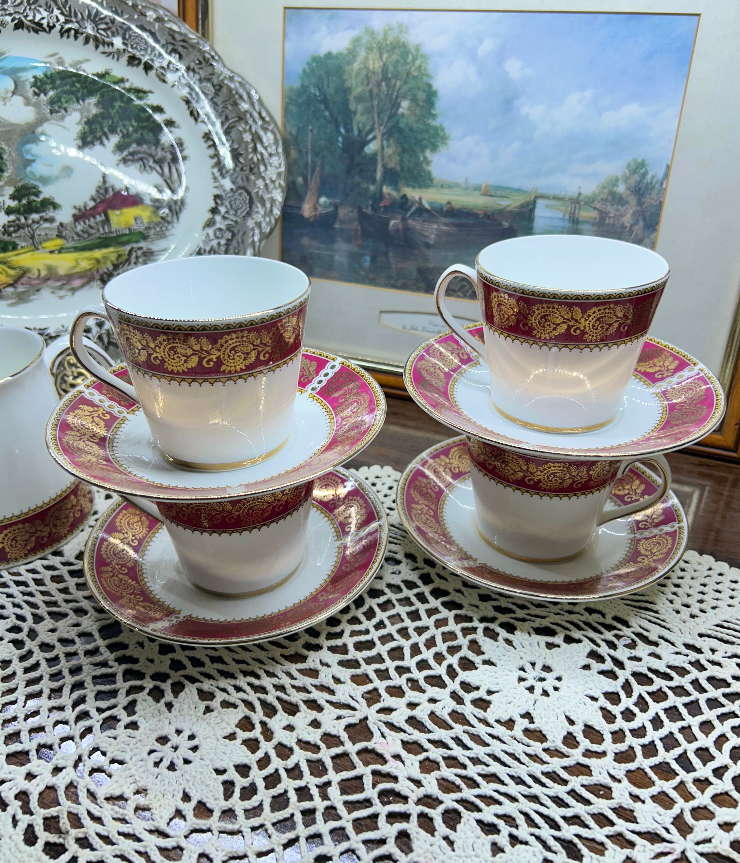 Vintage Elizabethan “Burgundy” tea set, fine bone China — Serving of four