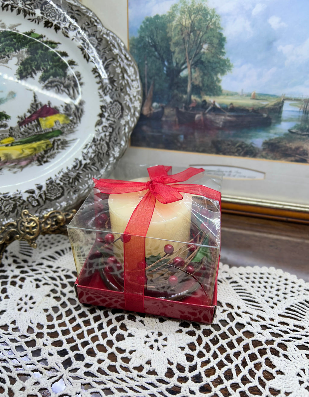 Decorative glass wax candle holder with a berry wreath— packed