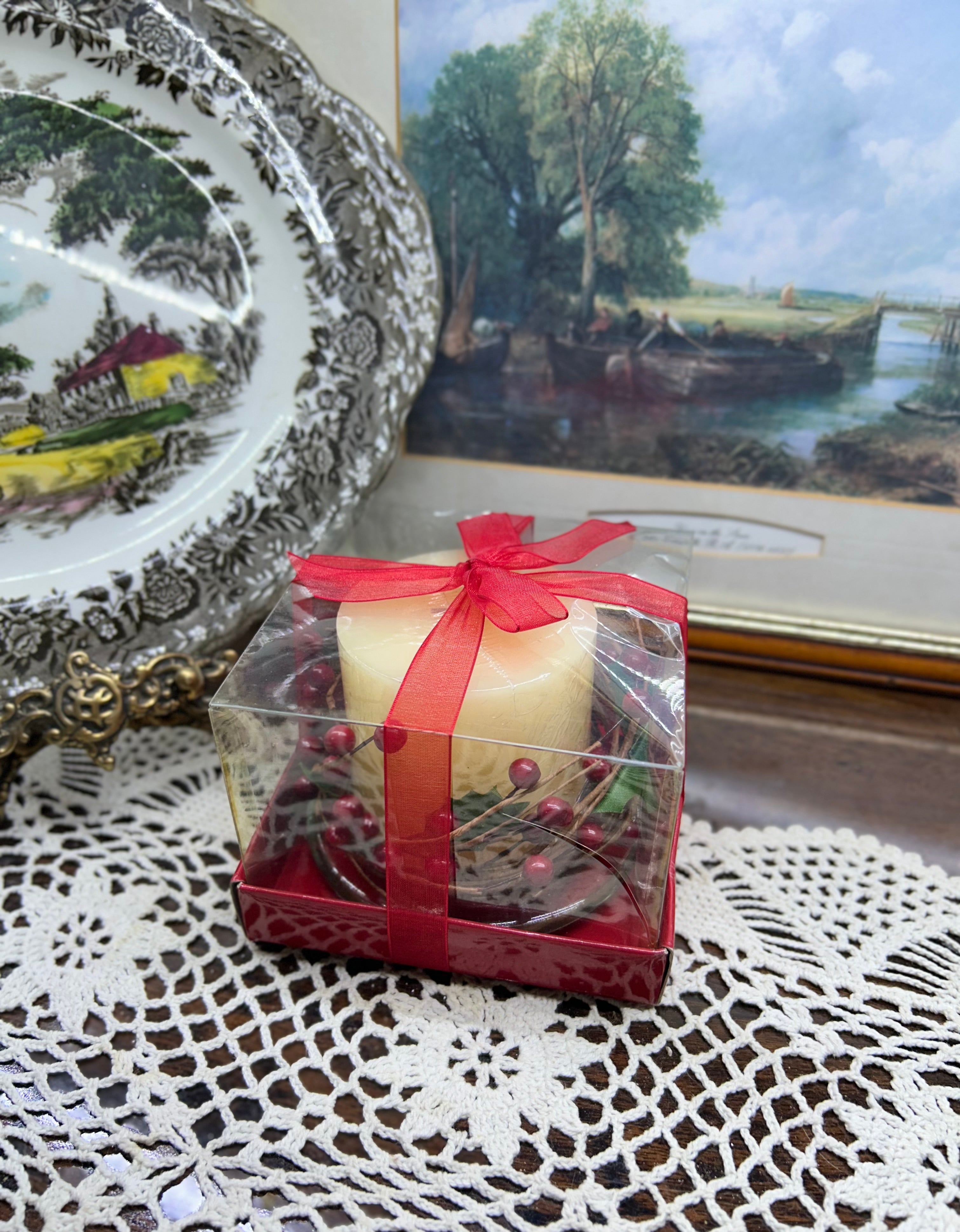 Decorative glass wax candle holder with a berry wreath— packed