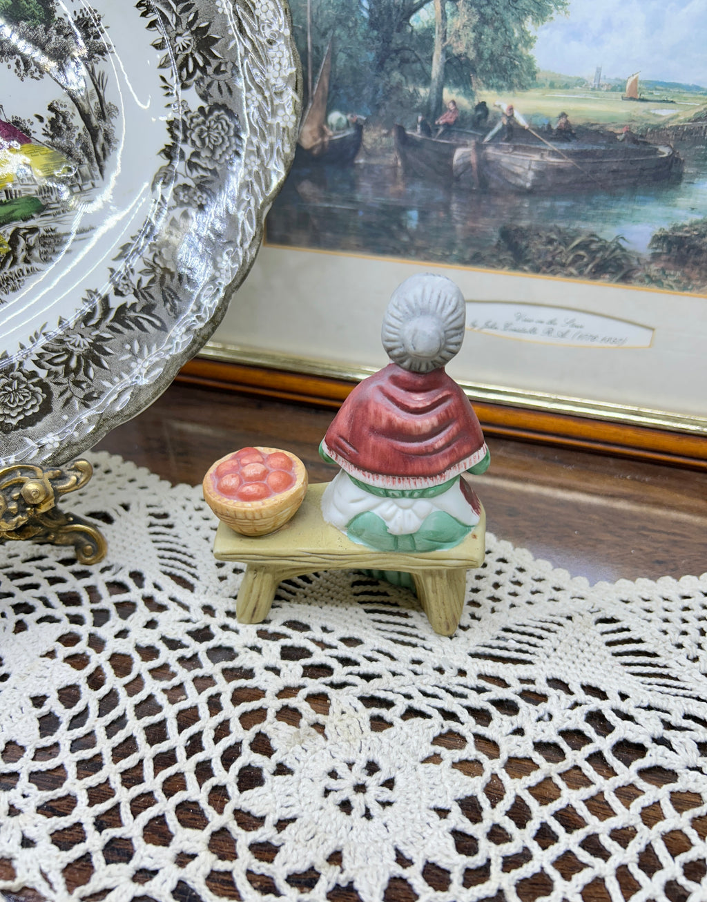 Vintage capodimonte figurine featuring an old lady 5”