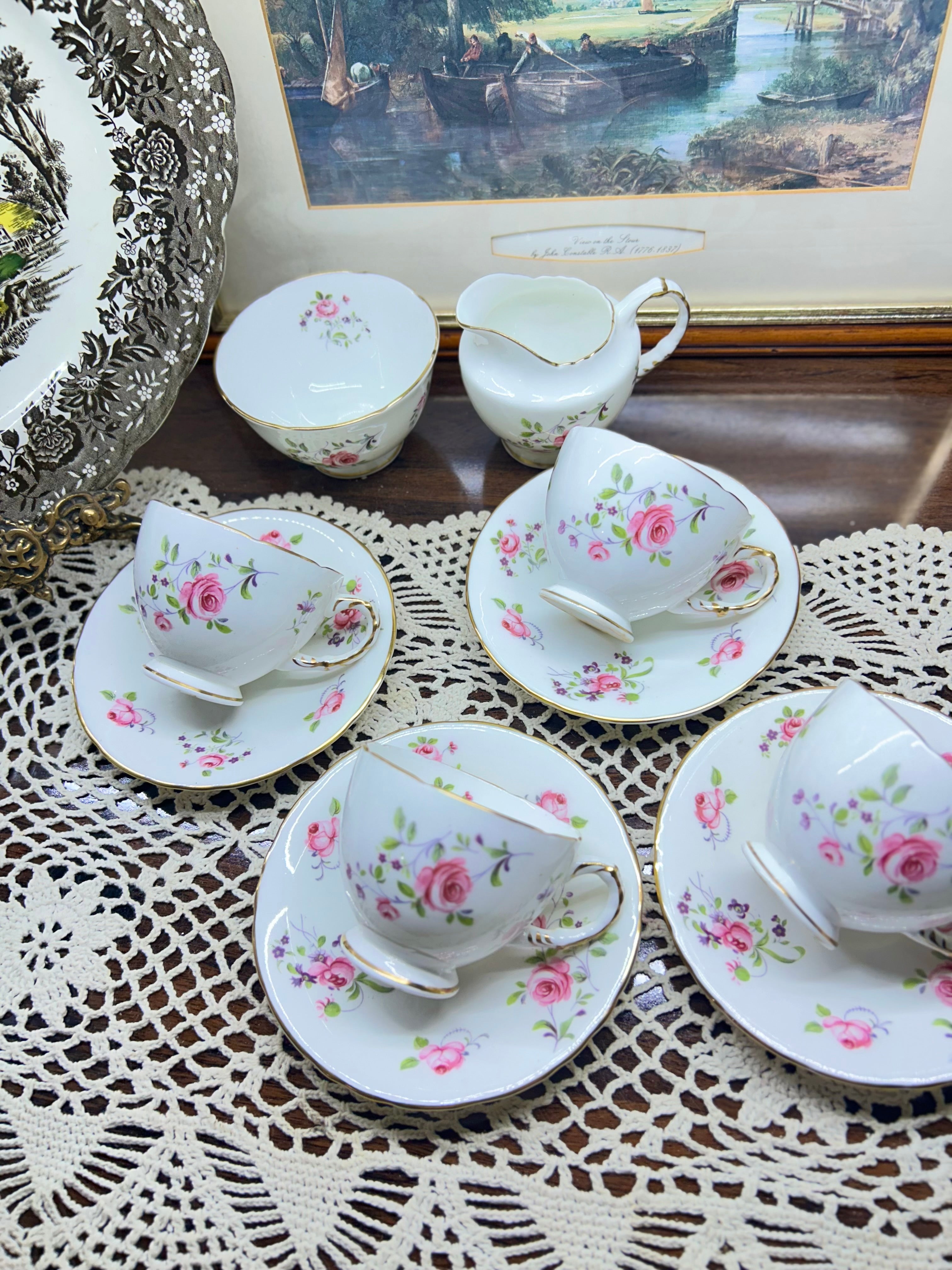 Vintage Sutherland pink roses coffee cups & saucers “English rose bud” pattern — England