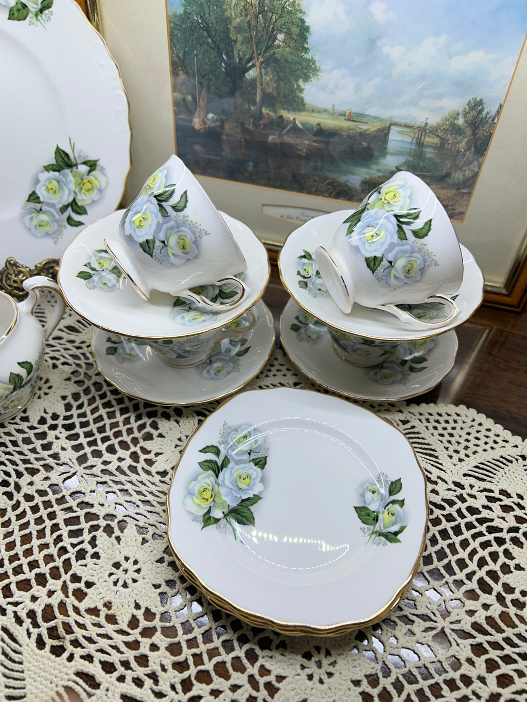 Royal Malvern “white roses” tea set, fine bone China — Serving of four