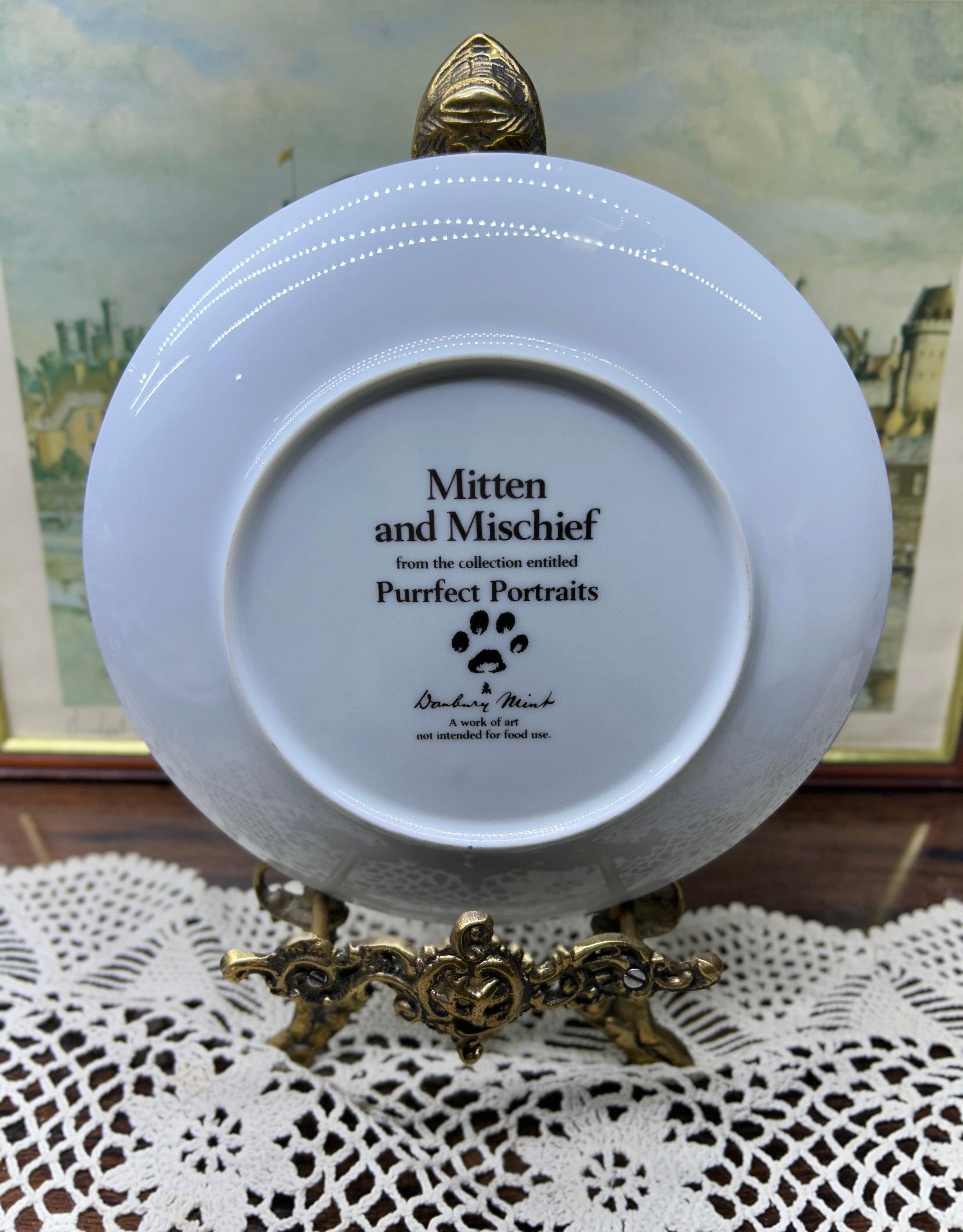 Decorative wall plate Danbury Mint collector plate features two tabby kittens in the "Purrfect Portraits" series 7”