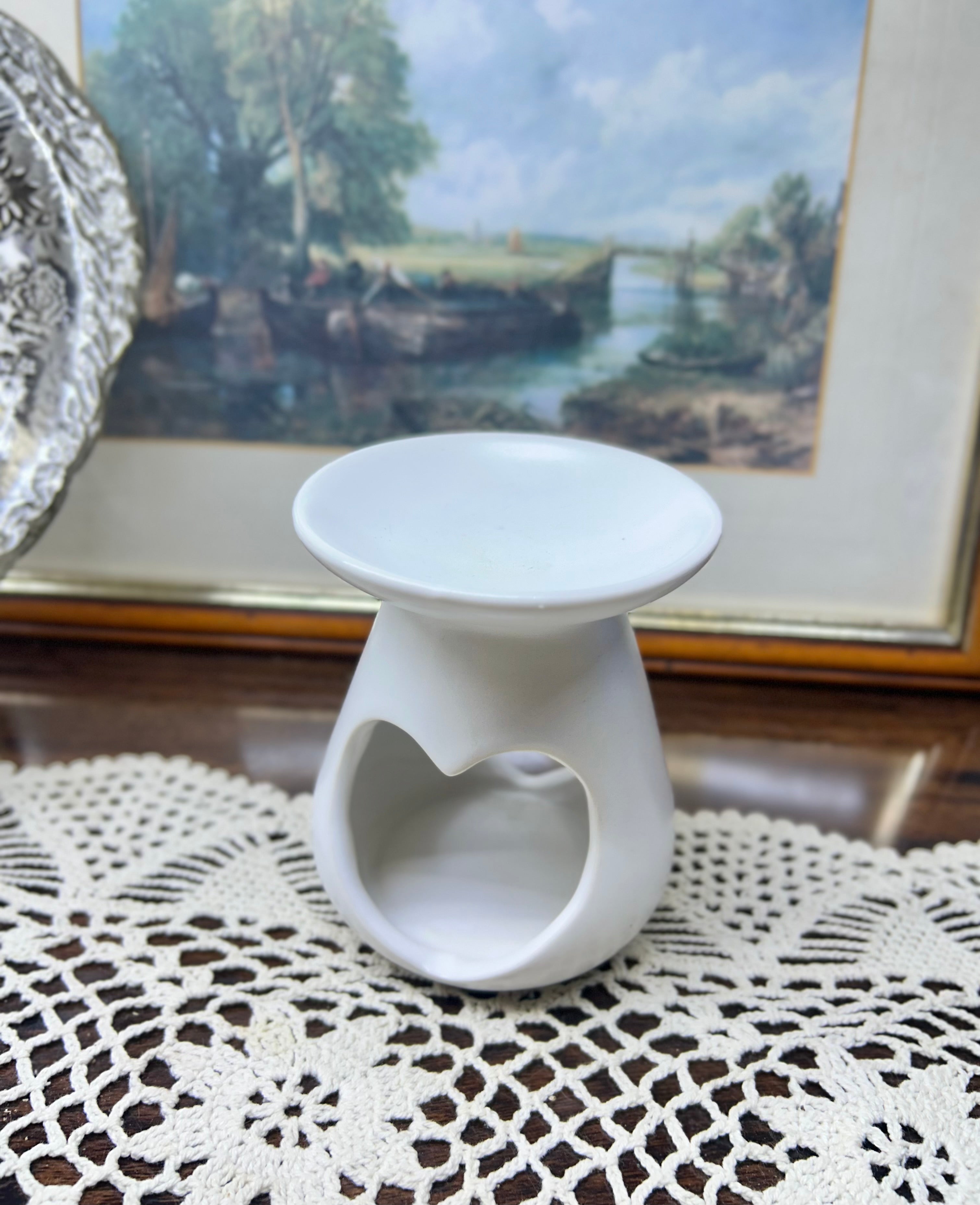 Ceramic oil diffuser/burner featuring a heart-shaped cutout