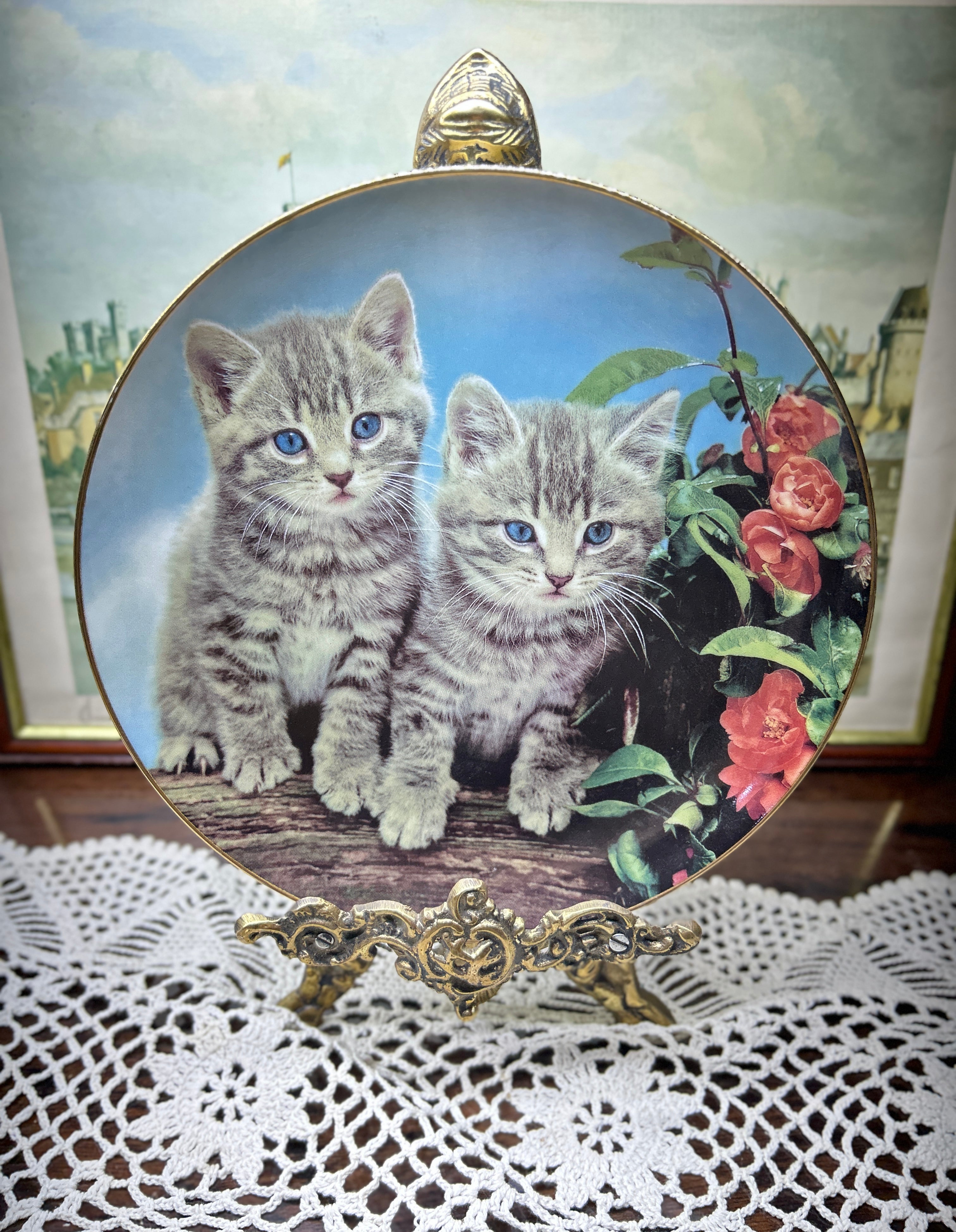 Decorative wall plate Danbury Mint collector plate titled "Two of a Kind" from the Purrfect Portraits collection 7”