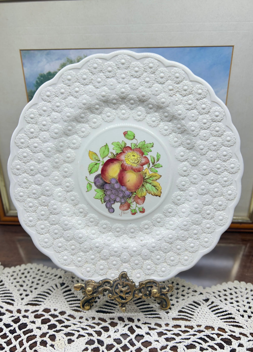 Vintage Copeland Spode "Alden" plate with wall hanger — featuring embossed daisies