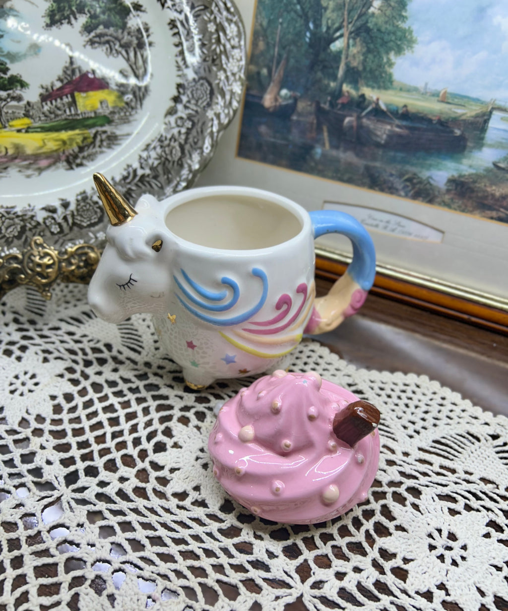 Unicorn 3D mug with a pastel-colored icing lid