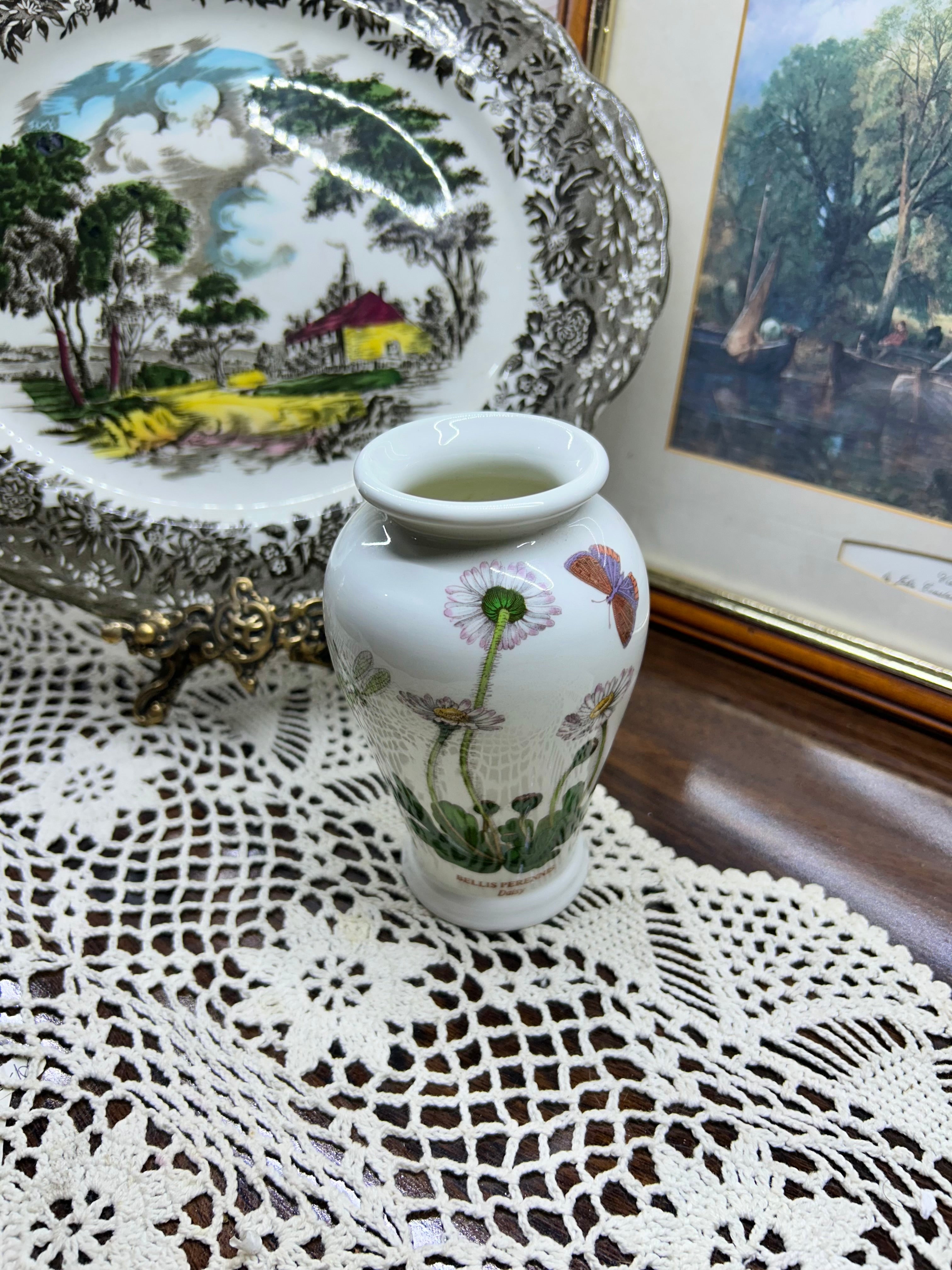 Portmeirion Botanic Garden vase featuring the Bellis Perennis (daisy) motif — England 1972