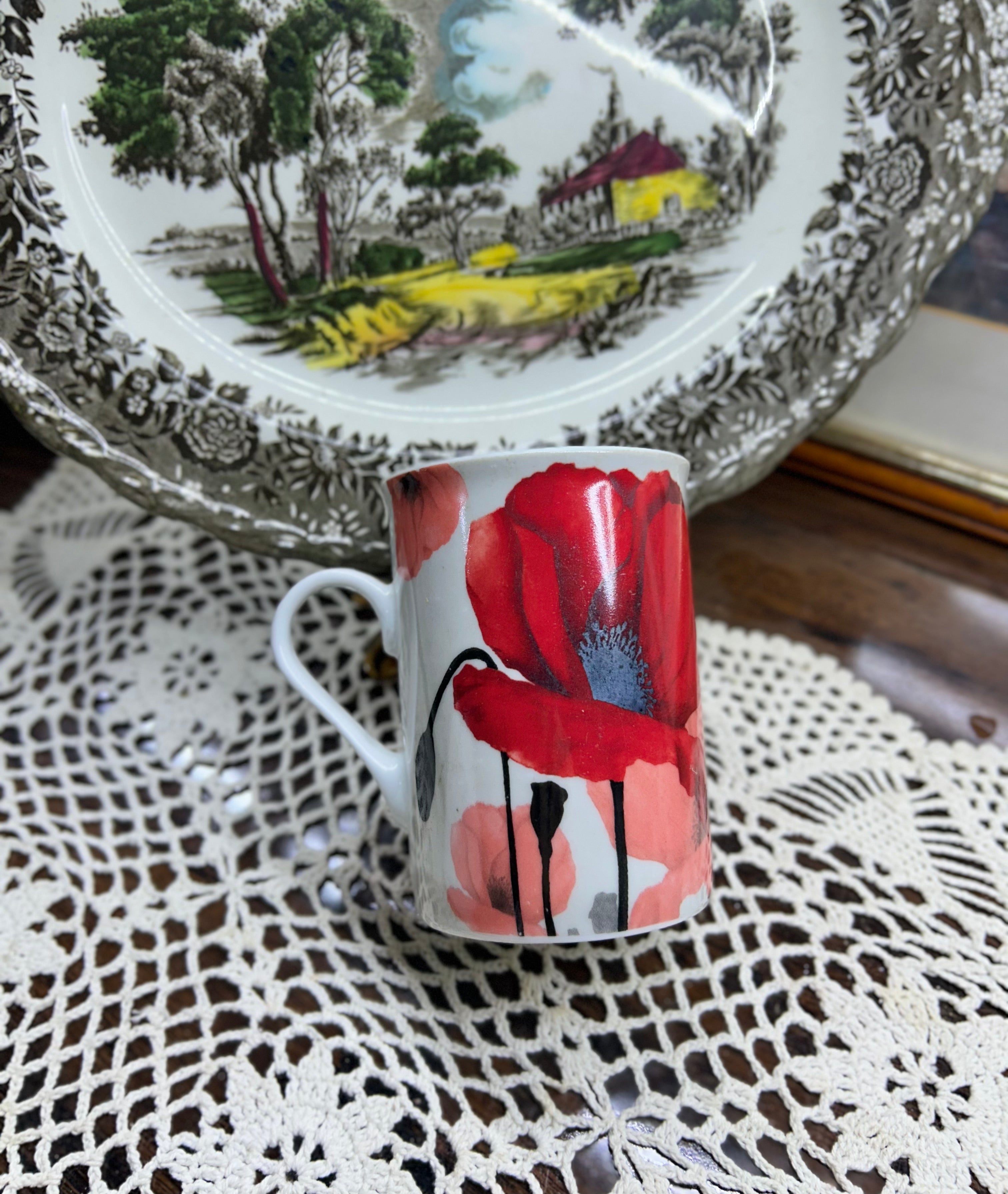 Vibrant red poppy design tea mug — ceramic
