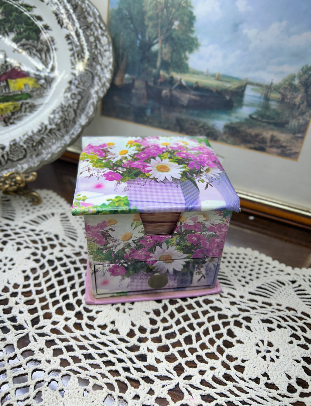 Floral printed table organiser featuring a vibrant daises pattern