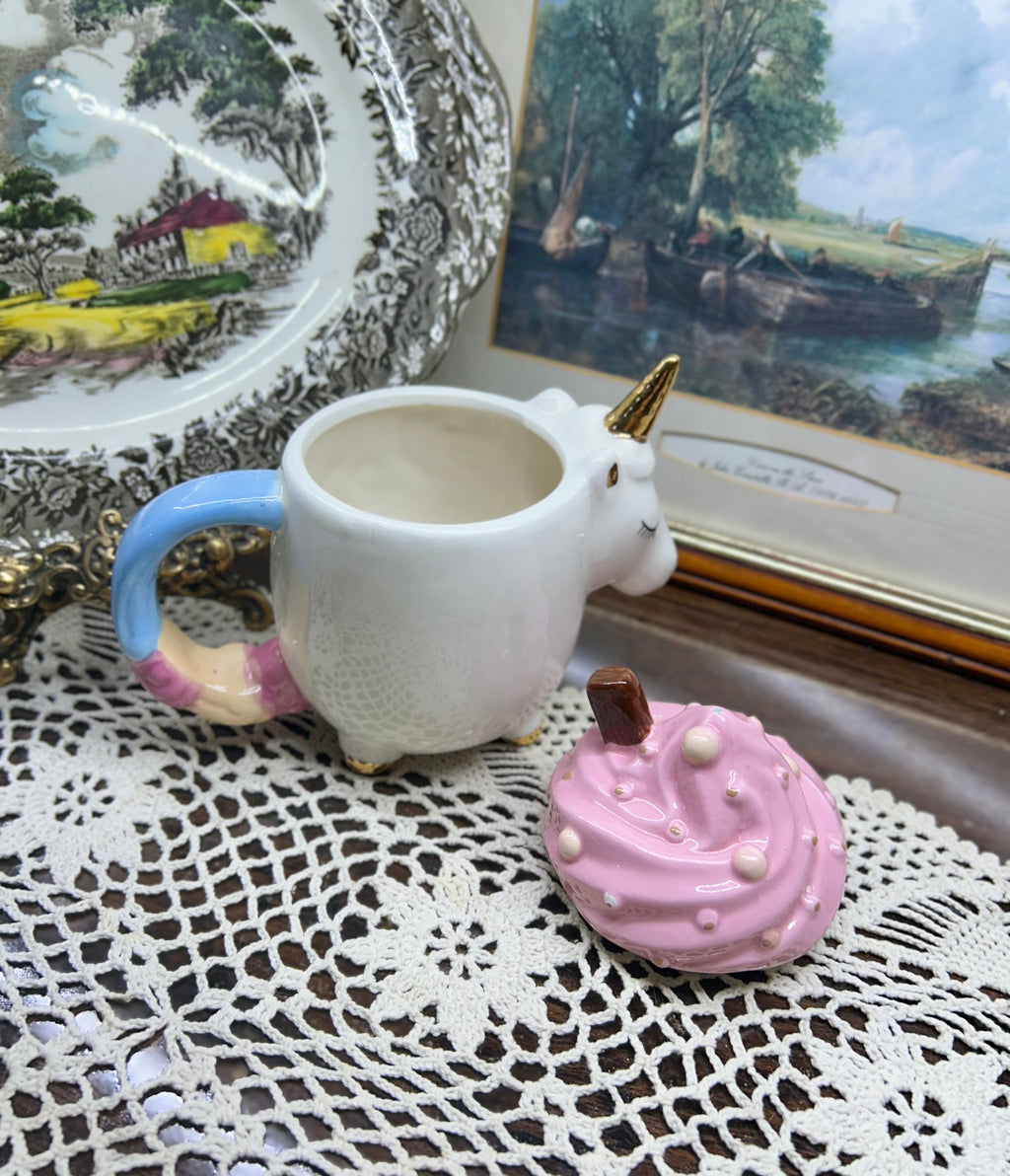 Unicorn 3D mug with a pastel-colored icing lid