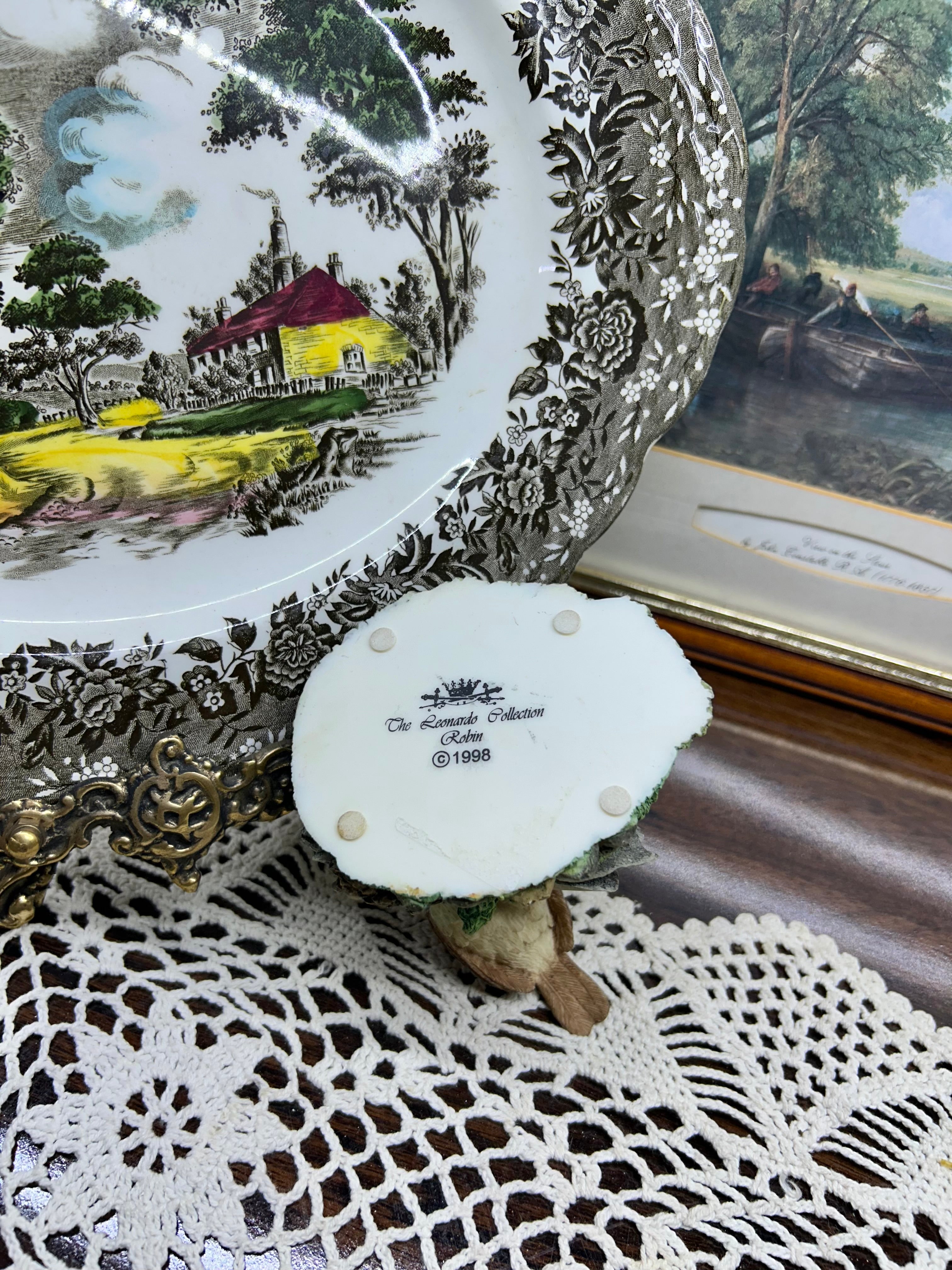 Leonardo Collection Porcelain Robin Figurine featuring a small clock embedded in the base