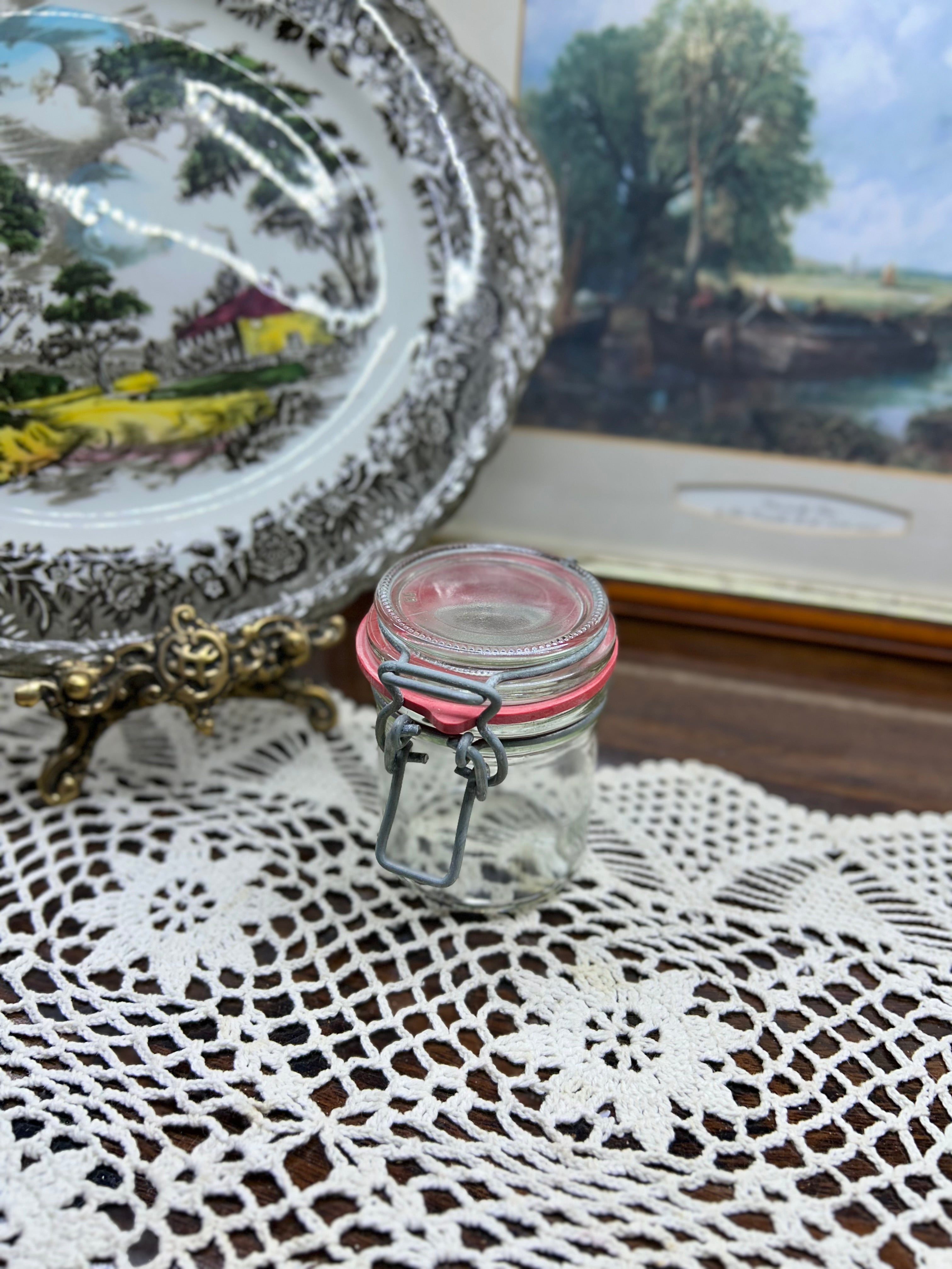 Vintage-style glass preserving jar, 135 ml clip-top jar.