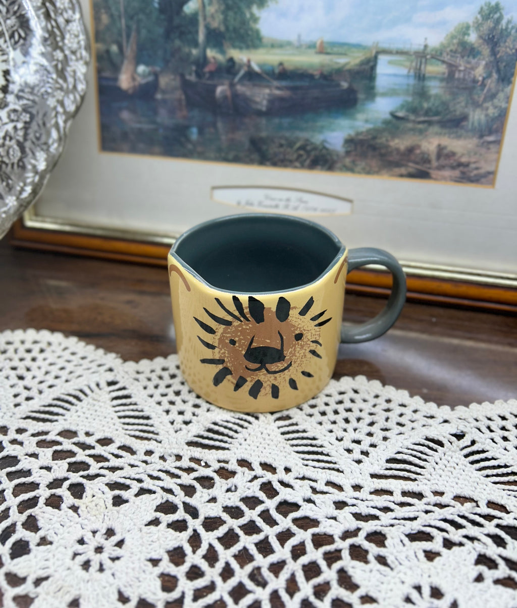Nutmeg lion shaped mug — ceramic