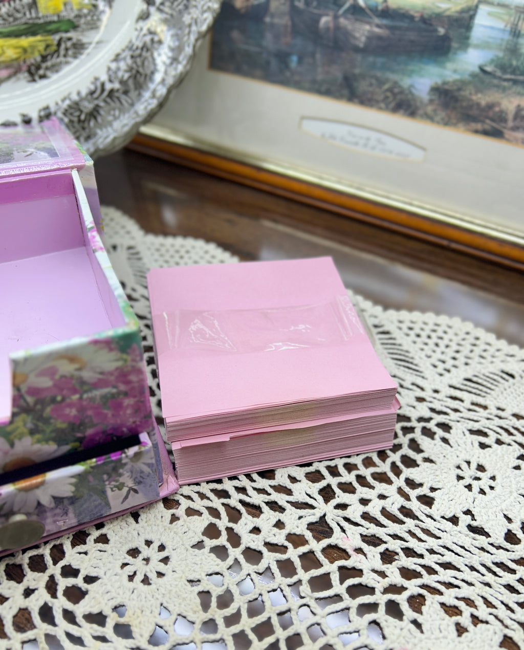 Floral printed table organiser featuring a vibrant daises pattern