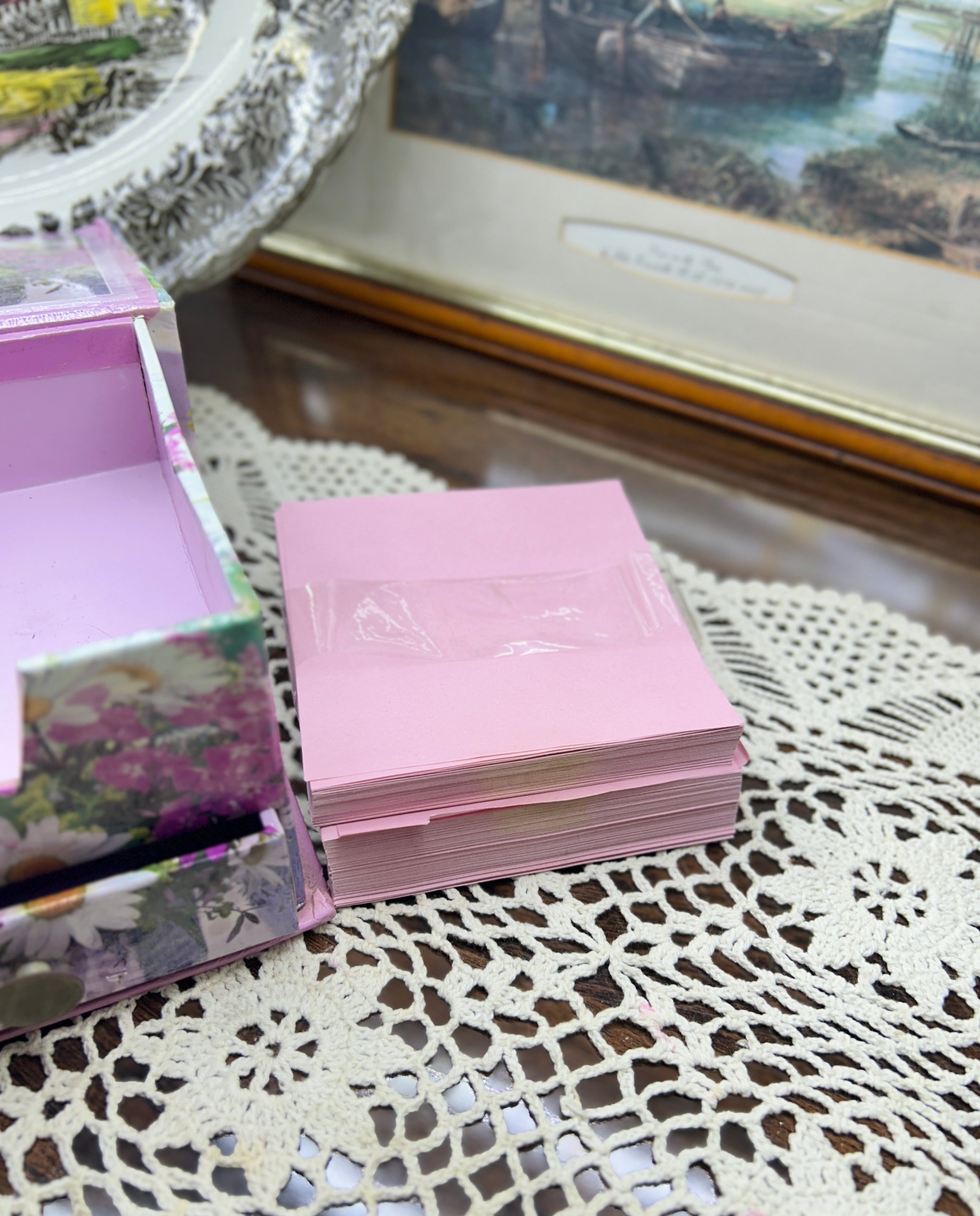 Floral printed table organiser featuring a vibrant daises pattern