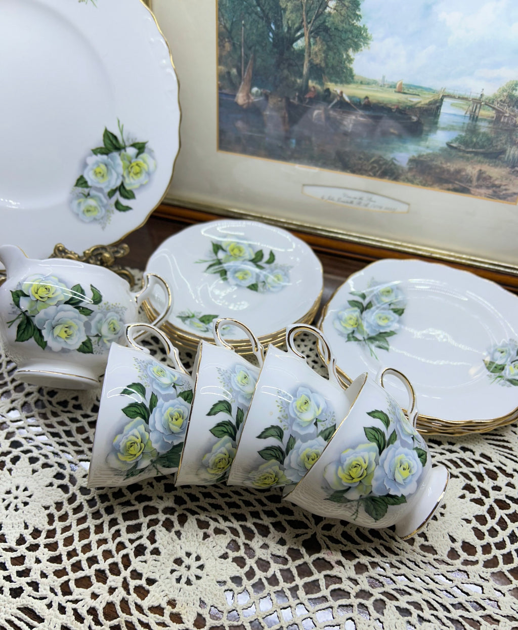 Royal Malvern “white roses” tea set, fine bone China — Serving of four