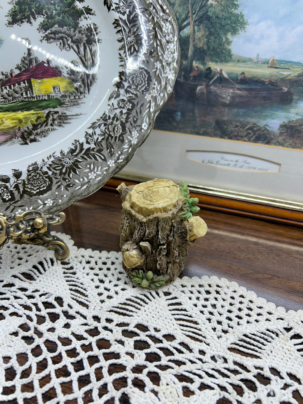 Vintage scholarly owl figurine depicted reading inside a tree stump - 1995