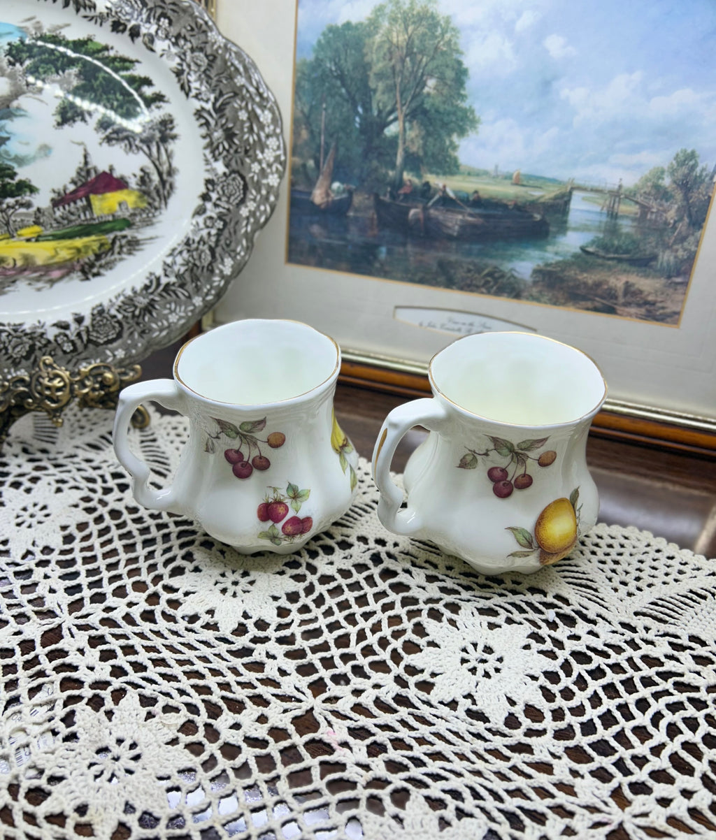 QUEENS fine bone China mugs from the fruit series — Set of 2