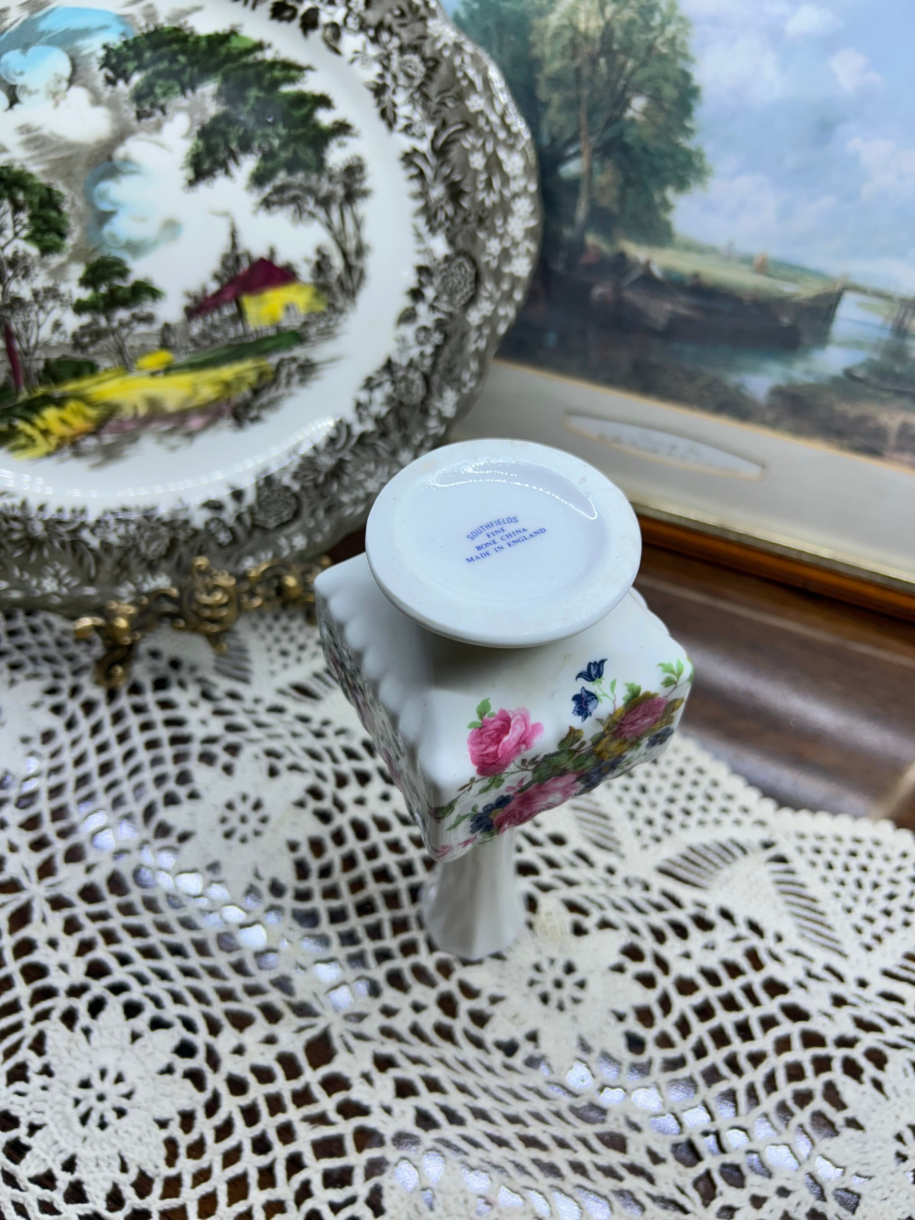Vantage crown Staffordshire floral rose pattern lidded patterned vase — 7”