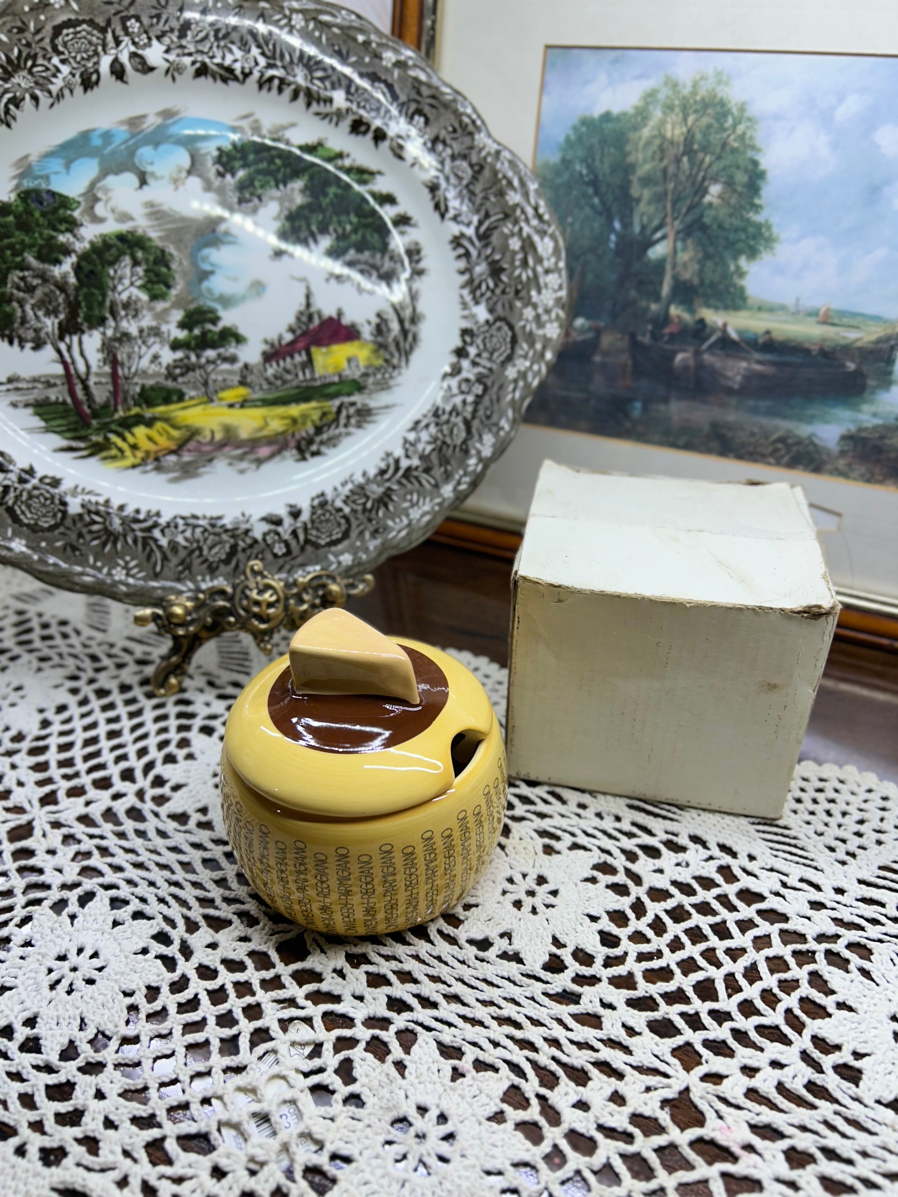 Parmesan ceramic cheese storage box for 150g —