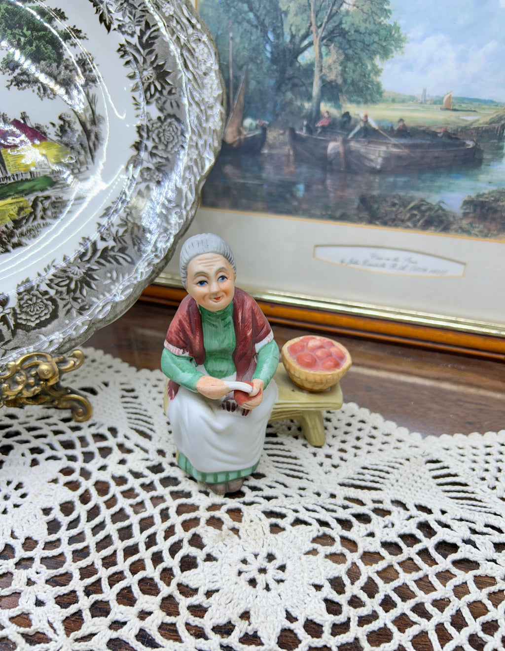 Vintage capodimonte figurine featuring an old lady 5”