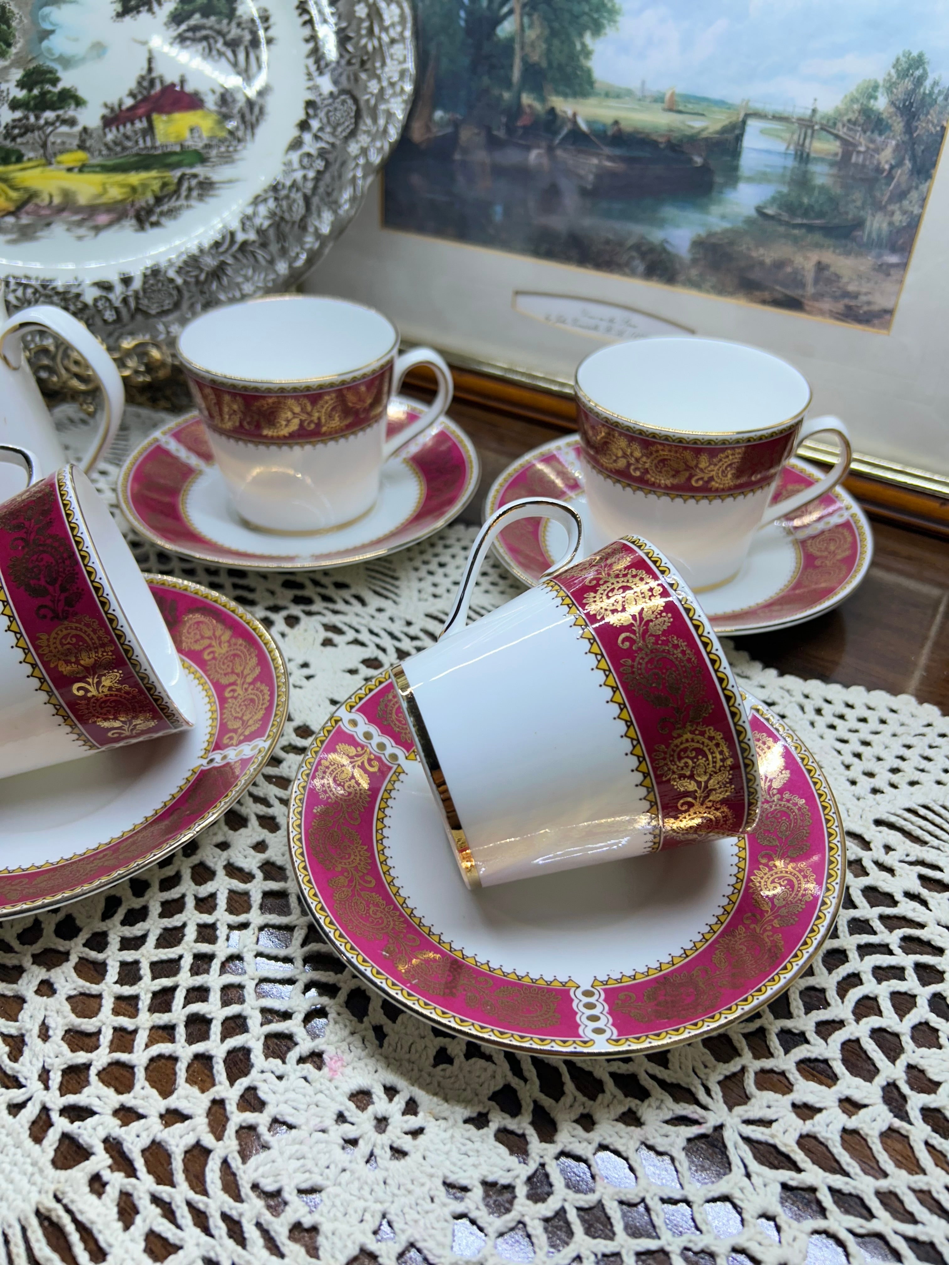 Vintage Elizabethan “Burgundy” tea set, fine bone China — Serving of four
