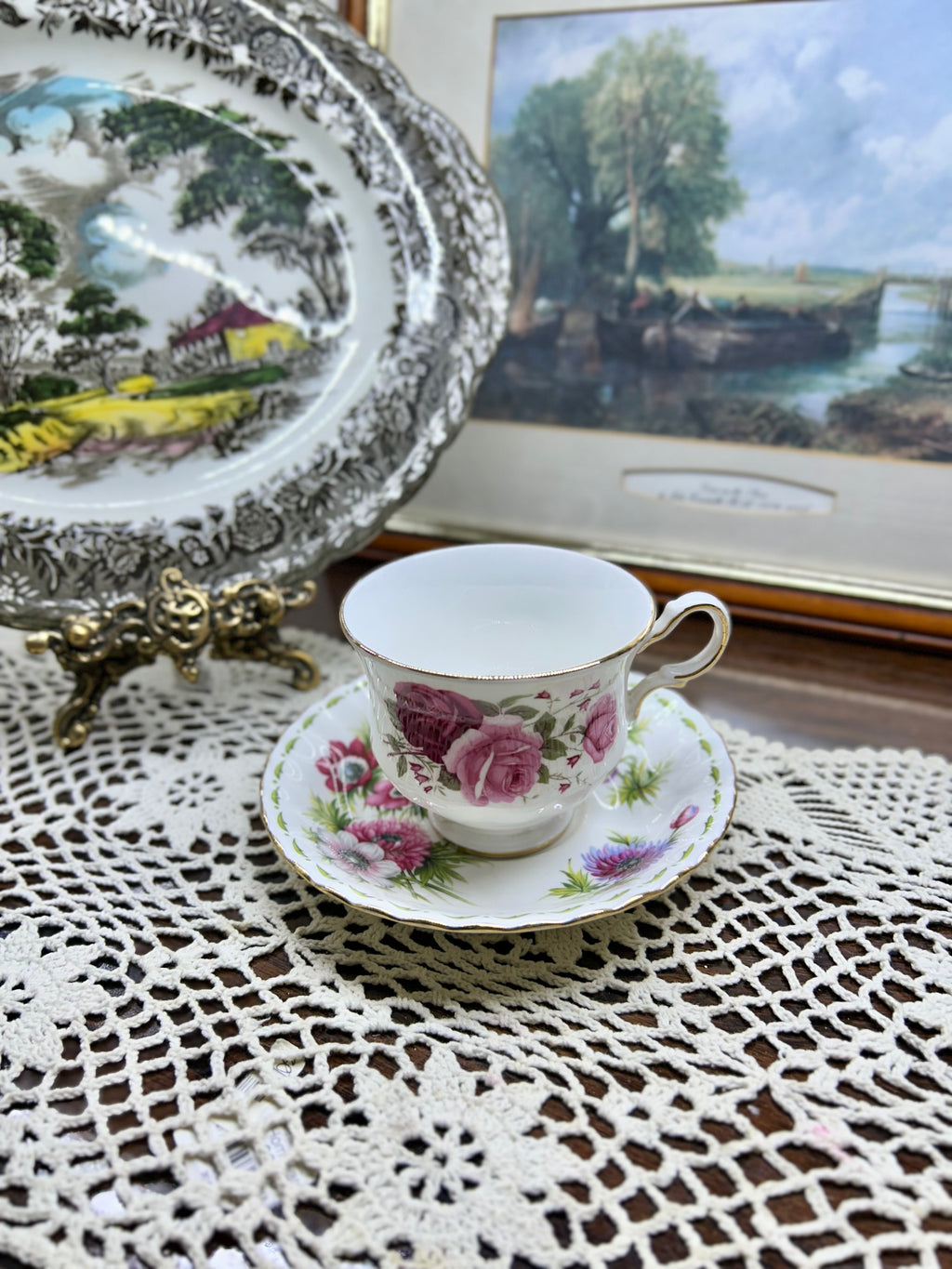 Vintage Royal Albert & Queen Anne teacup and saucer in the "Anemoes" pattern — England