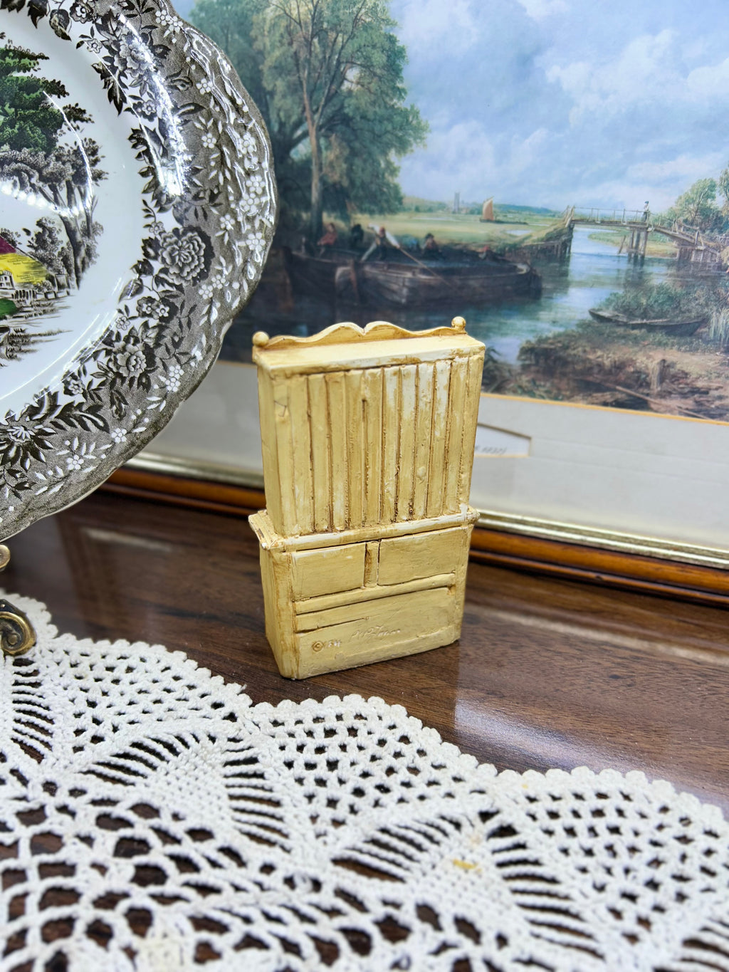 Peter Fagan Colour Box Cats figurine, specifically the "Welsh Dresser" model.