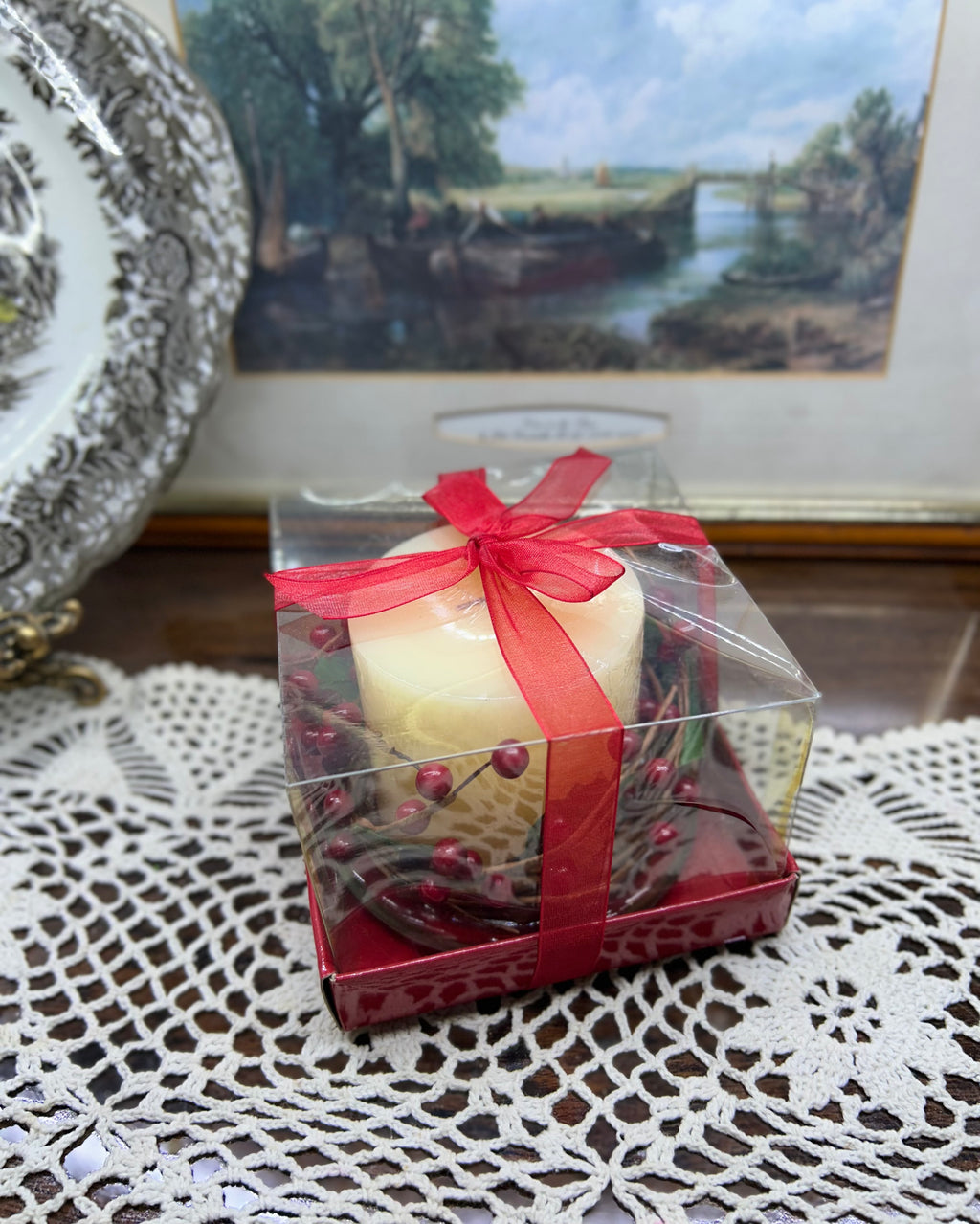Decorative glass wax candle holder with a berry wreath— packed