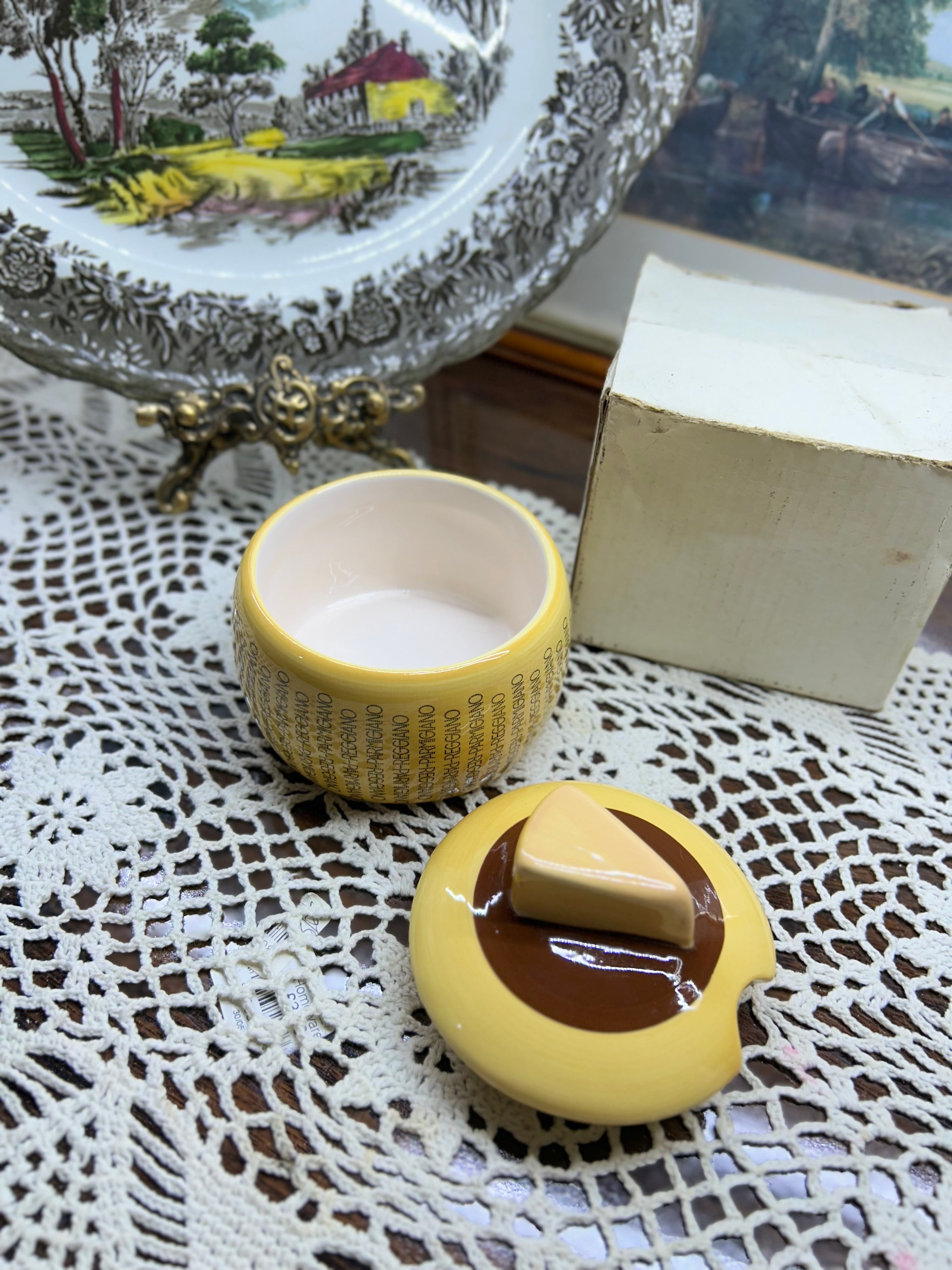 Parmesan ceramic cheese storage box for 150g —