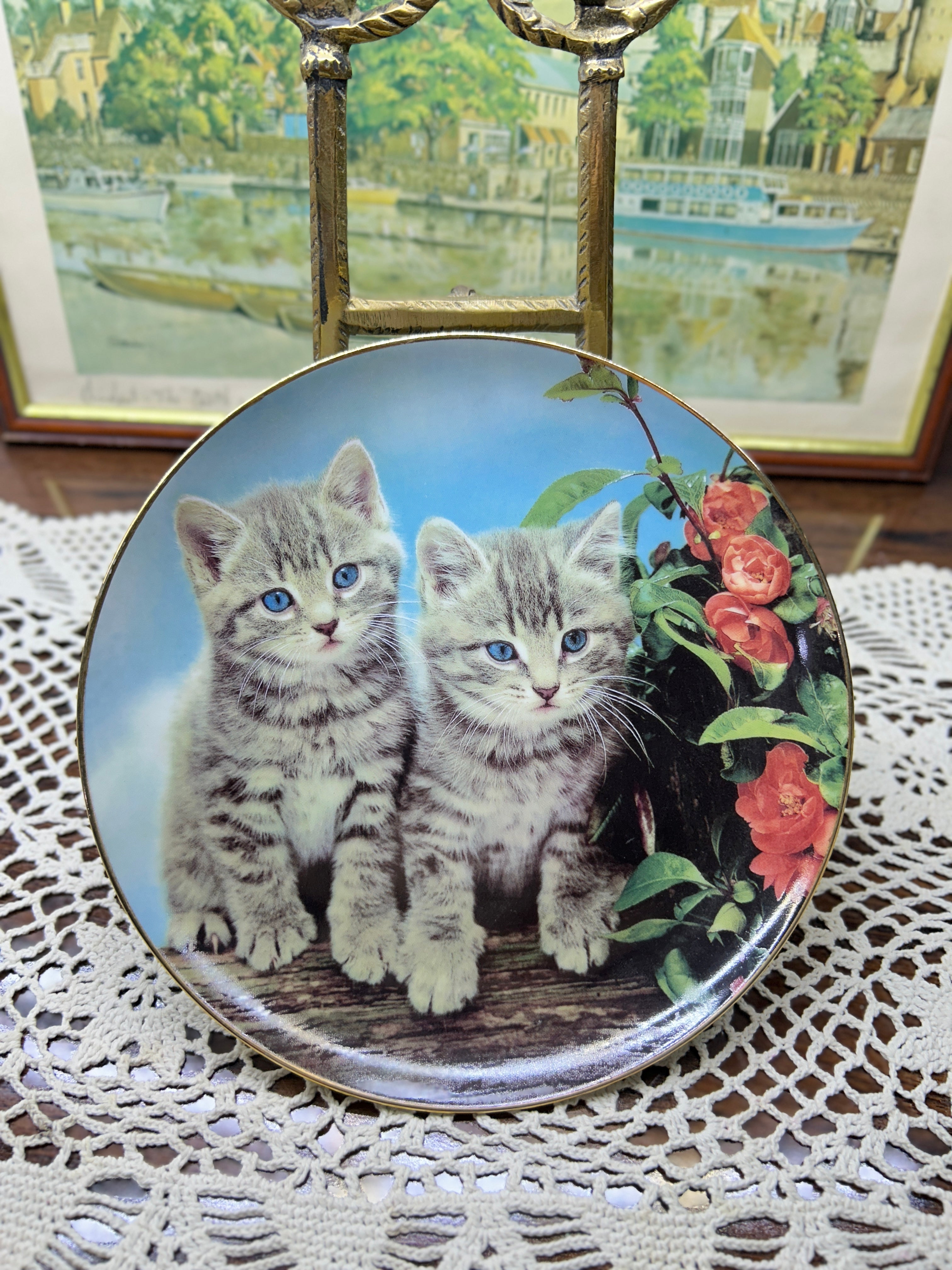 Decorative wall plate Danbury Mint collector plate titled "Two of a Kind" from the Purrfect Portraits collection 7”