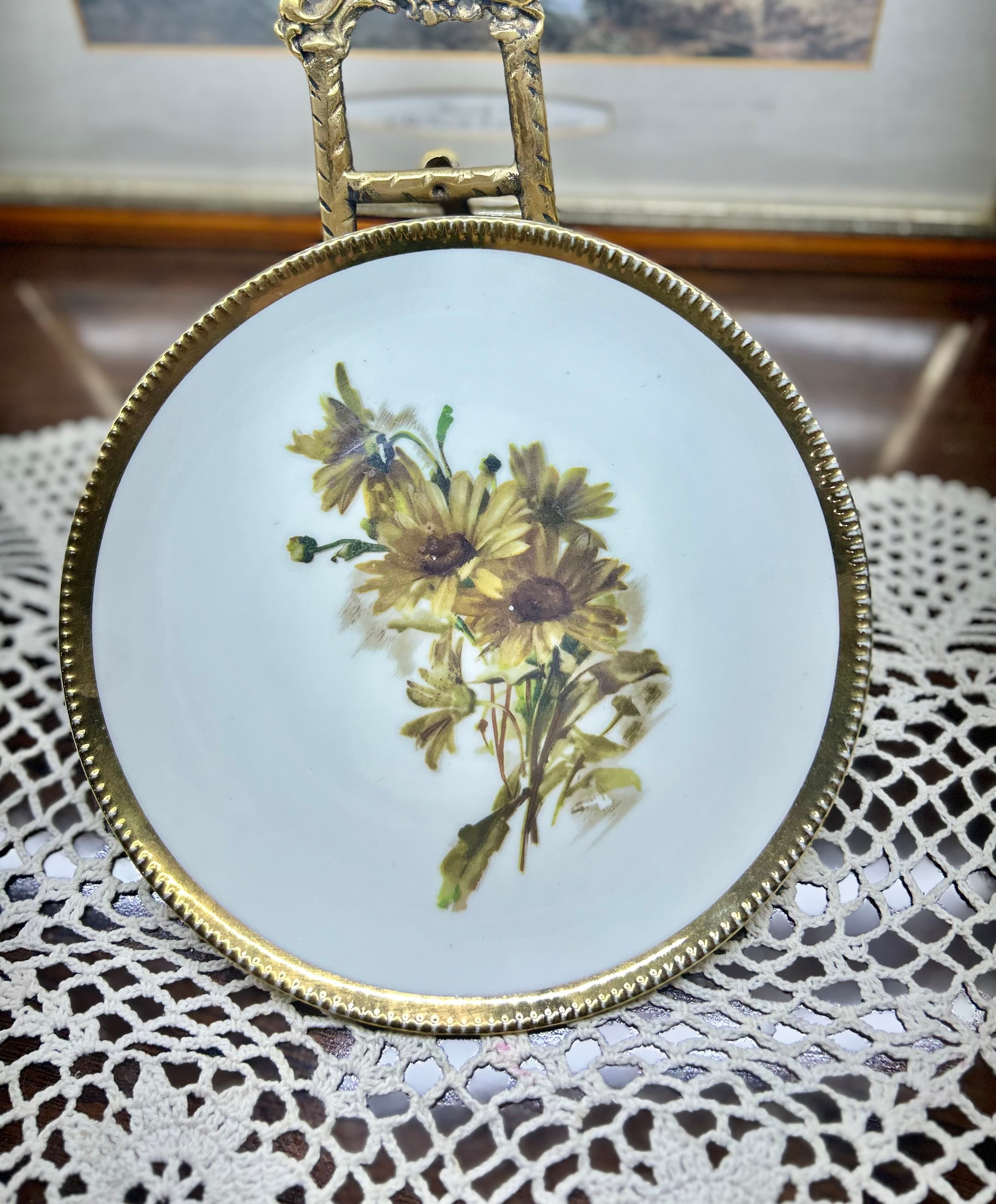 Vintage decorative floral wall plate with gold-toned scalloped edge