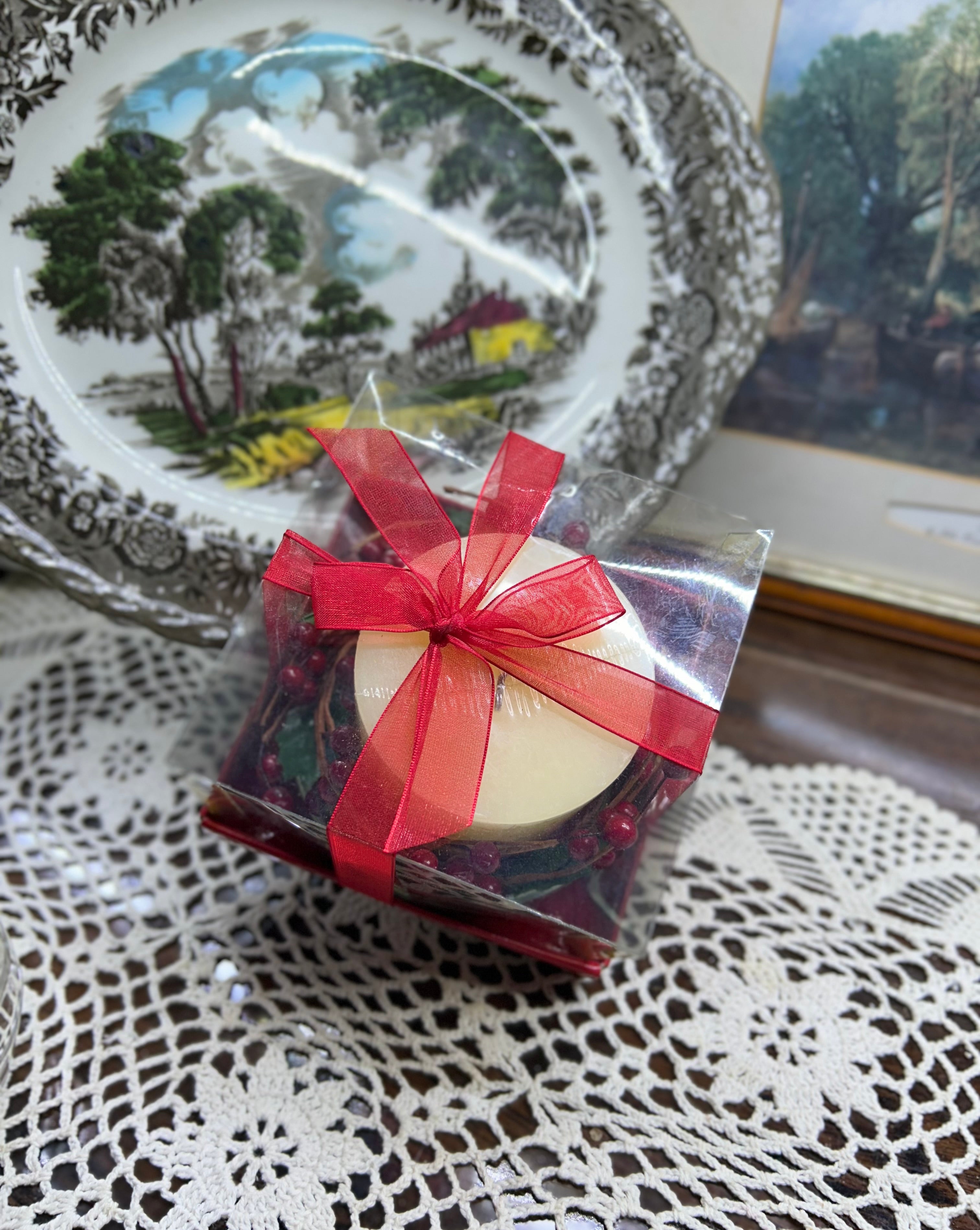 Decorative glass wax candle holder with a berry wreath— packed