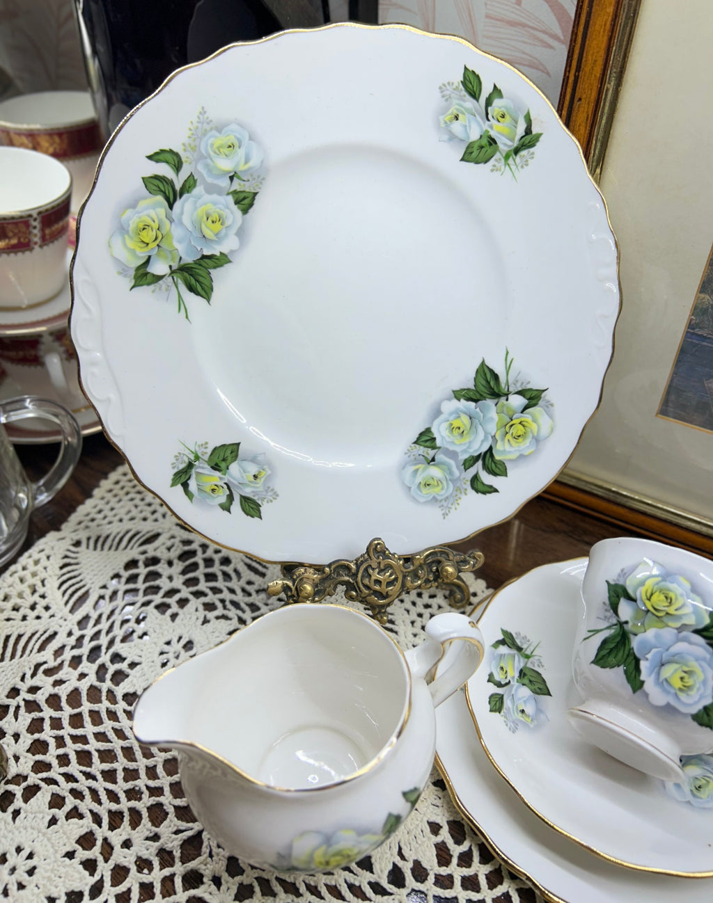 Royal Malvern “white roses” tea set, fine bone China — Serving of four