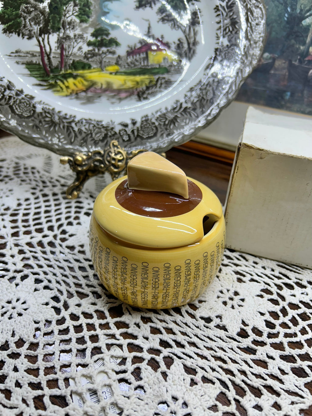 Parmesan ceramic cheese storage box for 150g —