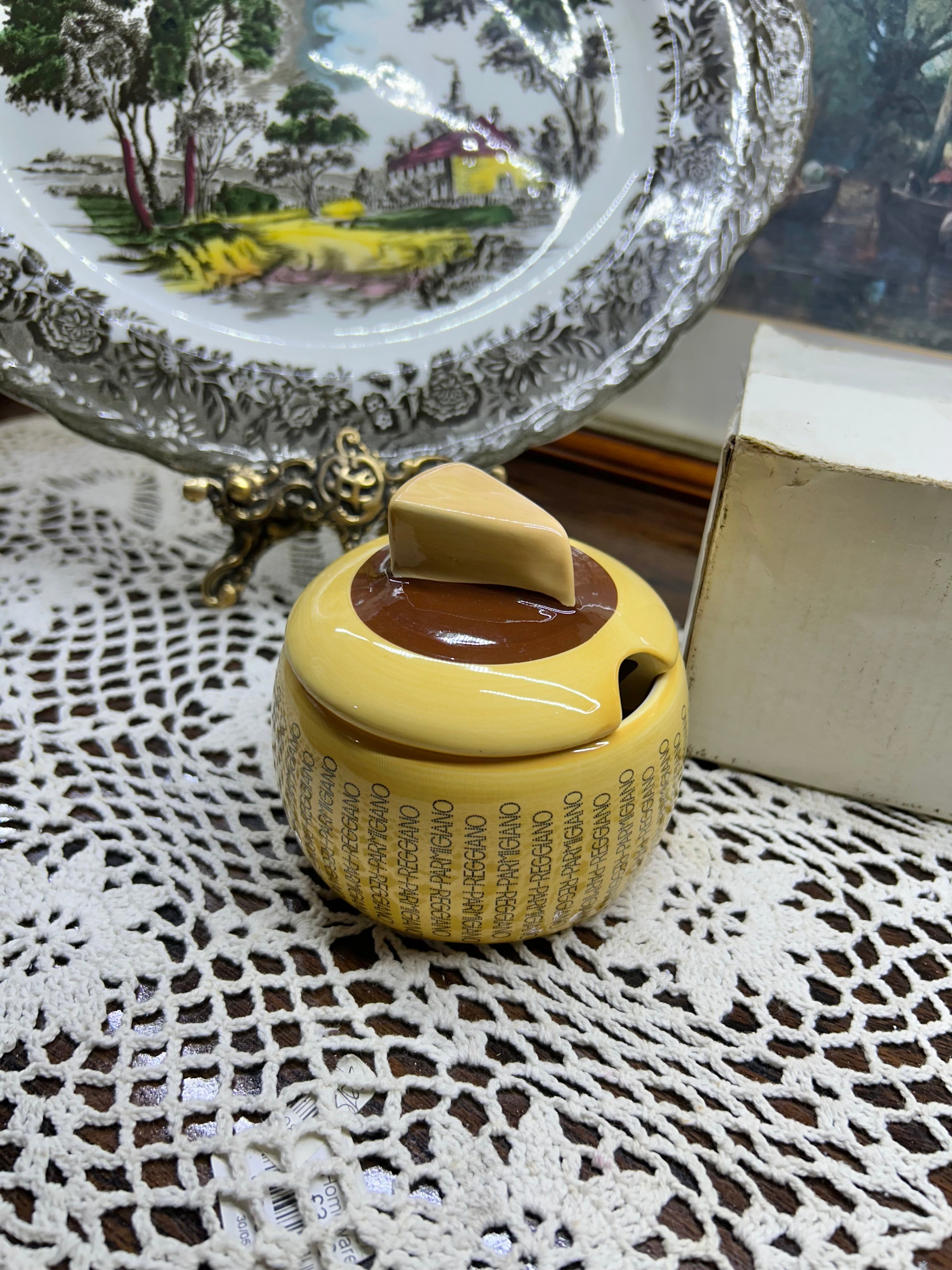 Parmesan ceramic cheese storage box for 150g —