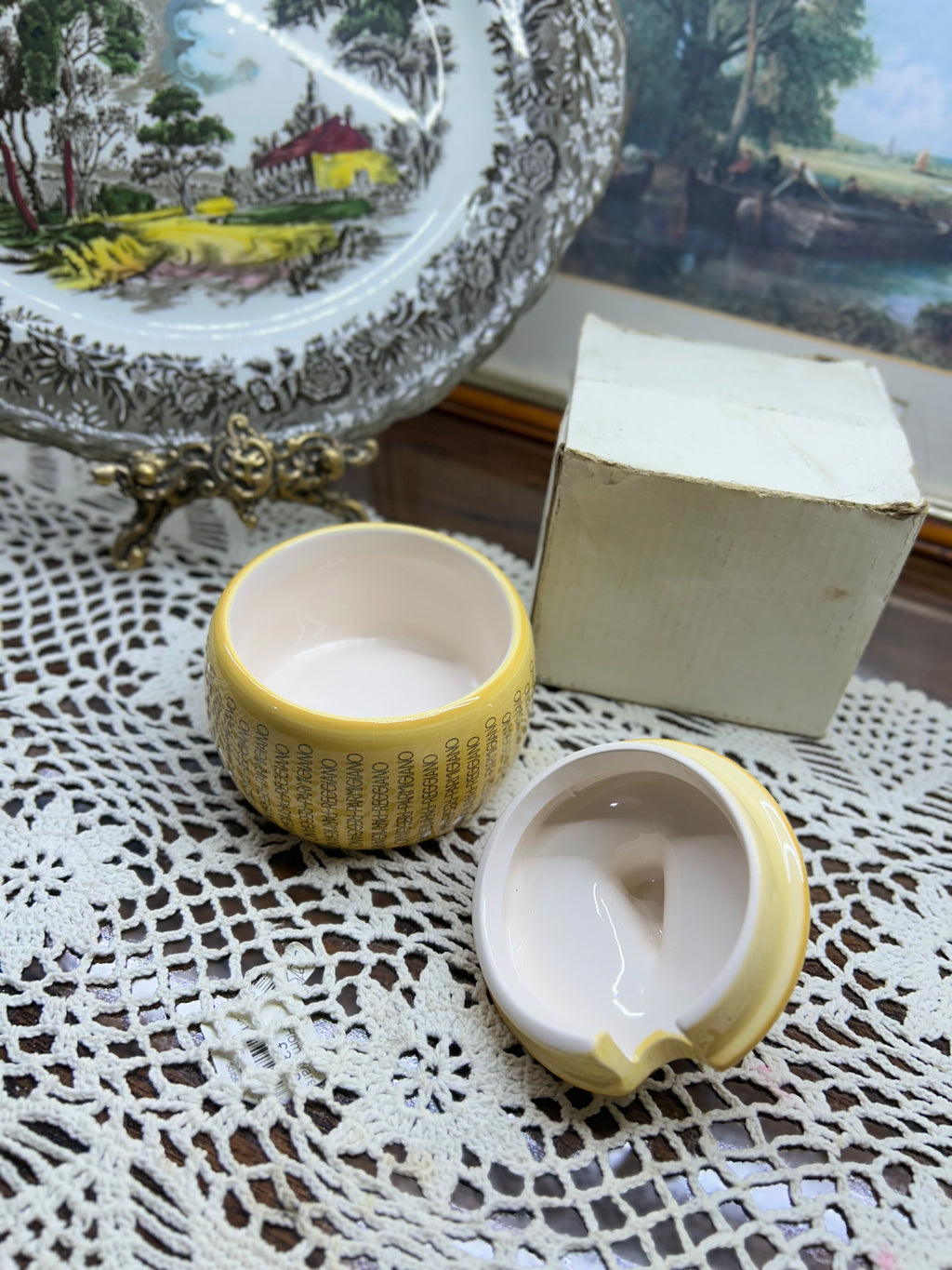 Parmesan ceramic cheese storage box for 150g —