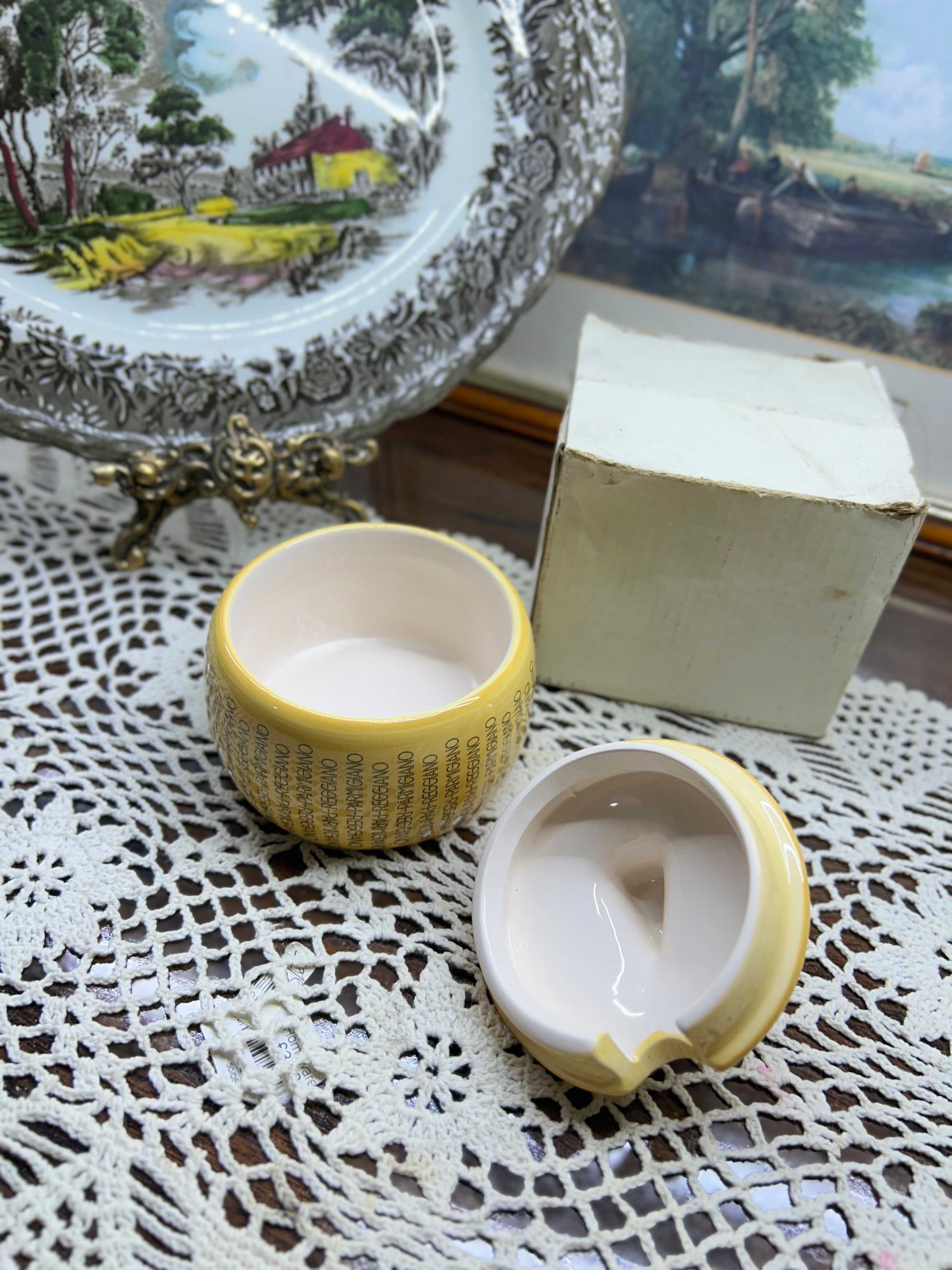 Parmesan ceramic cheese storage box for 150g —